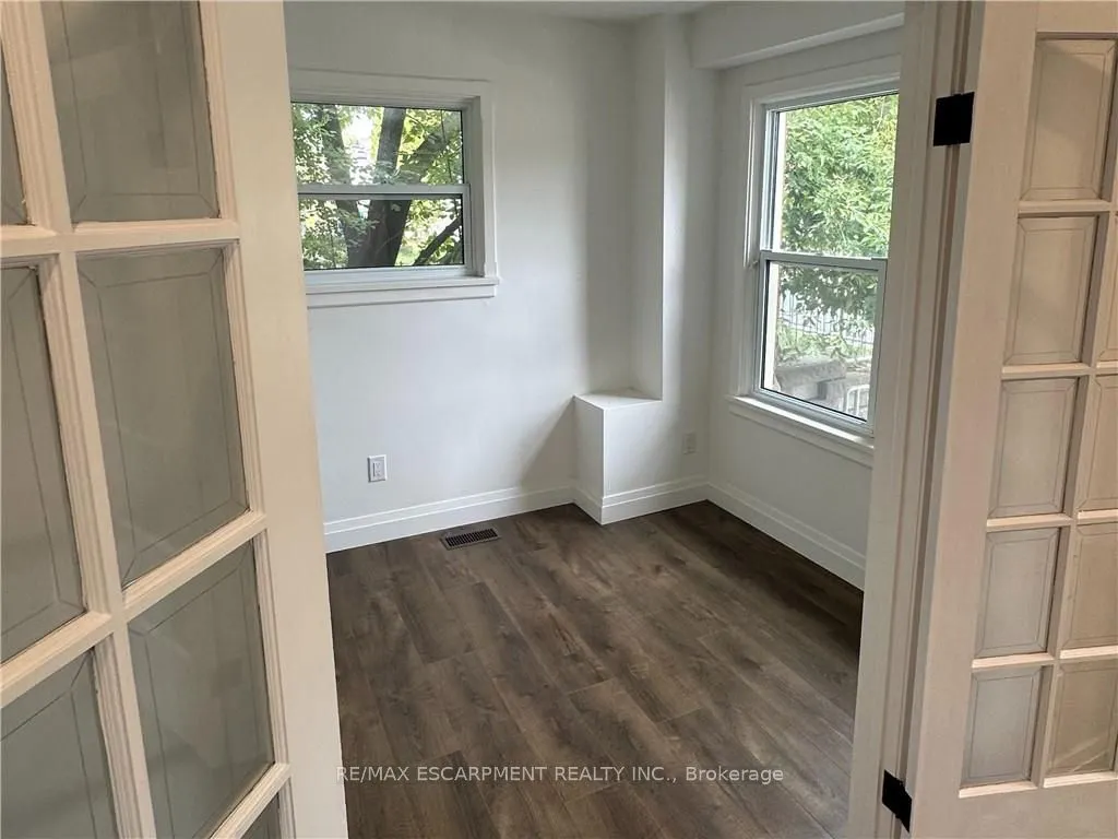 32 Dundas Street E