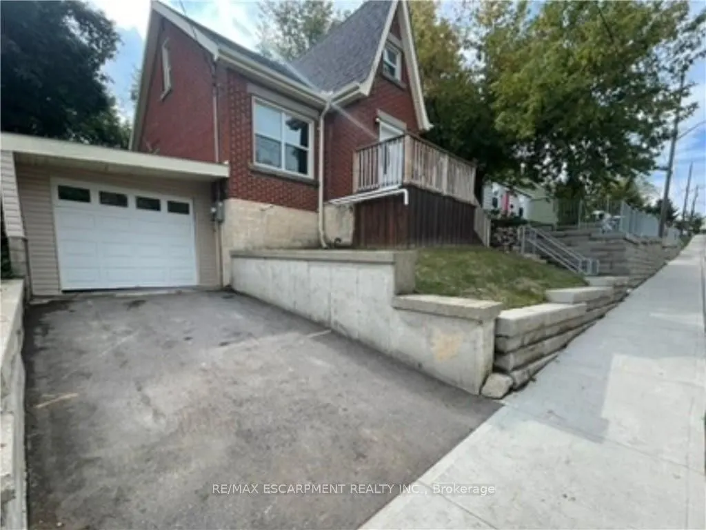 32 Dundas Street E