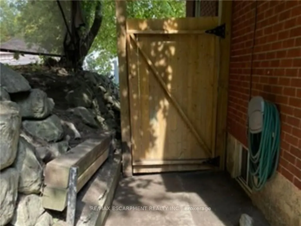 32 Dundas Street E