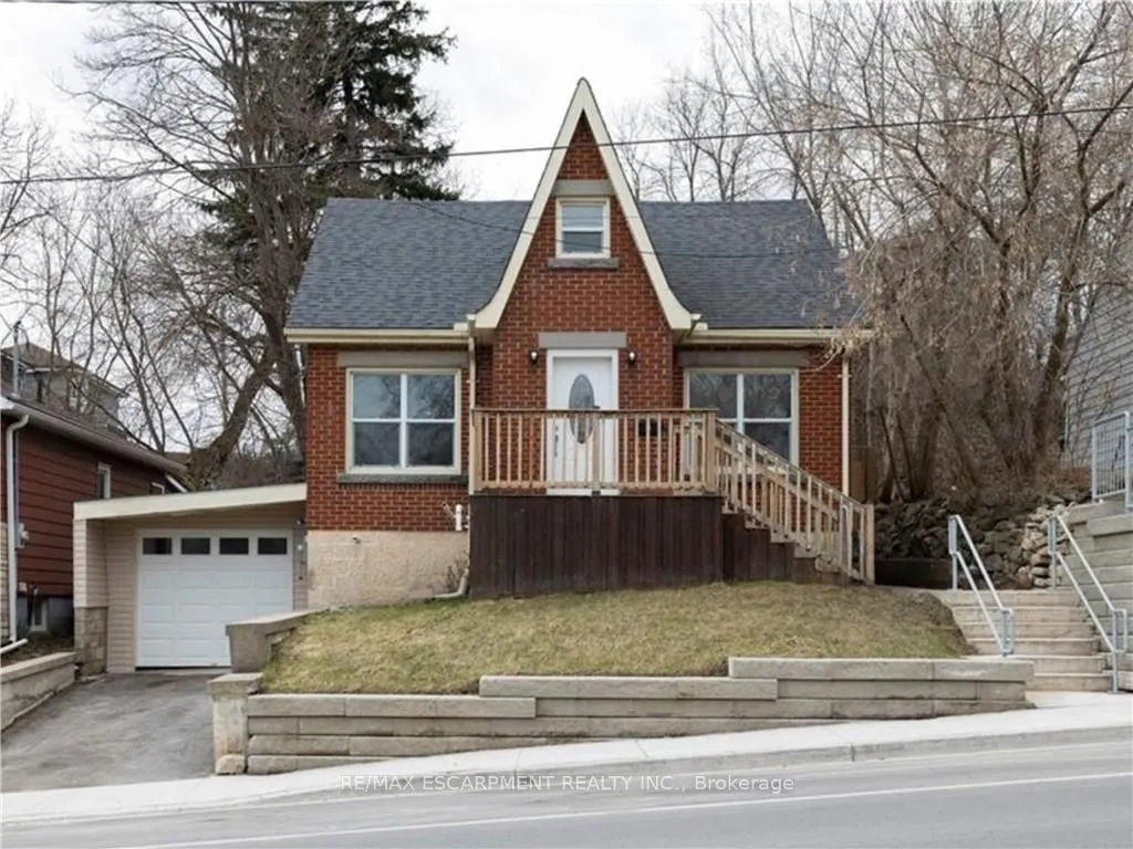 32 Dundas Street E