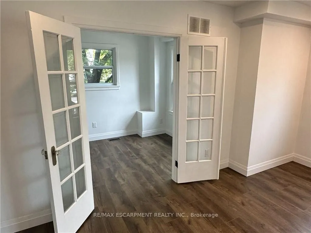 32 Dundas Street E