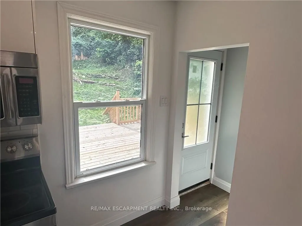 32 Dundas Street E