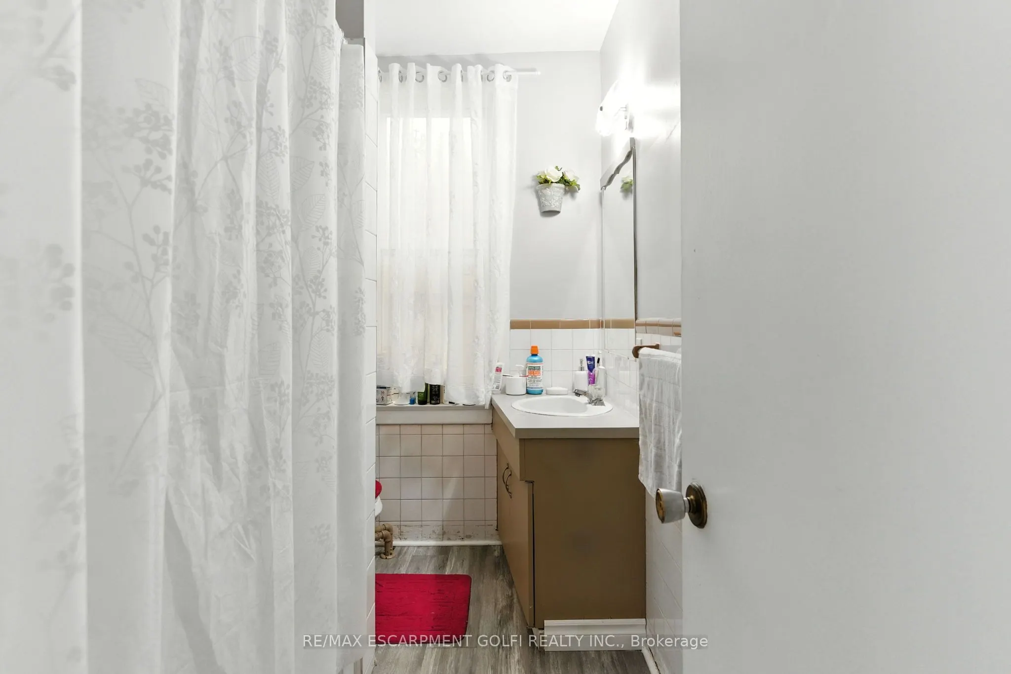 229 Main Street W