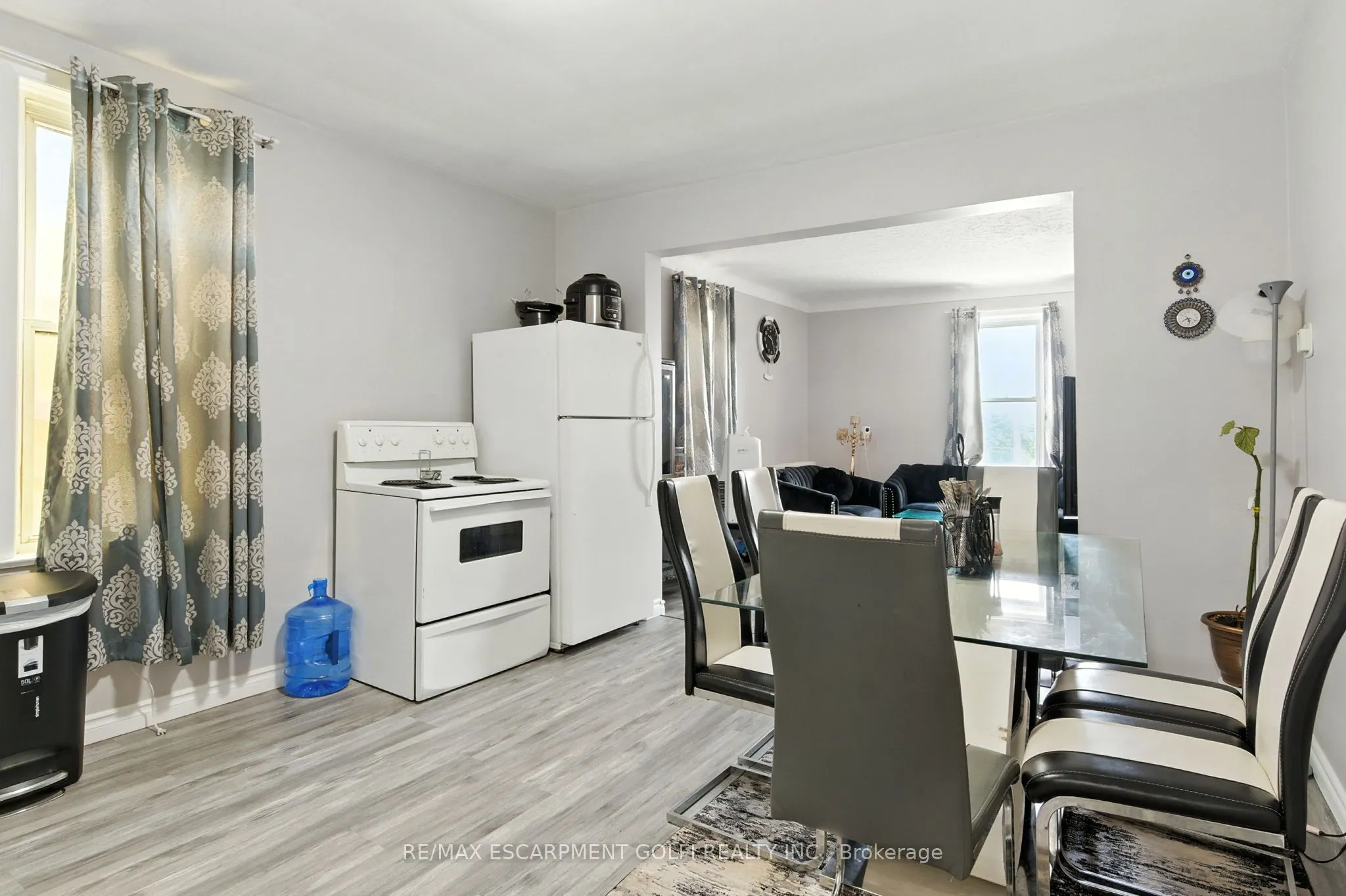 229 Main Street W