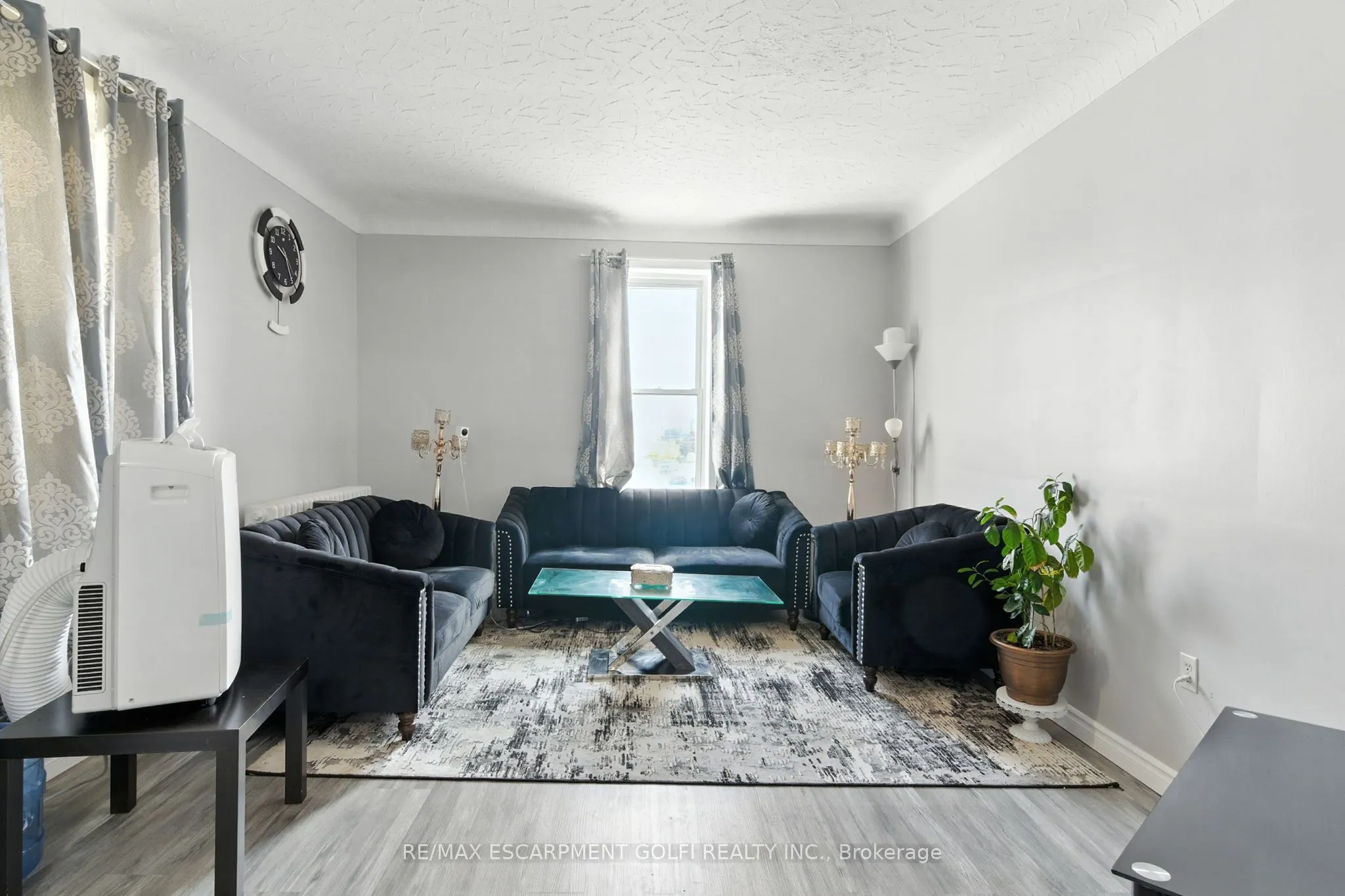 229 Main Street W
