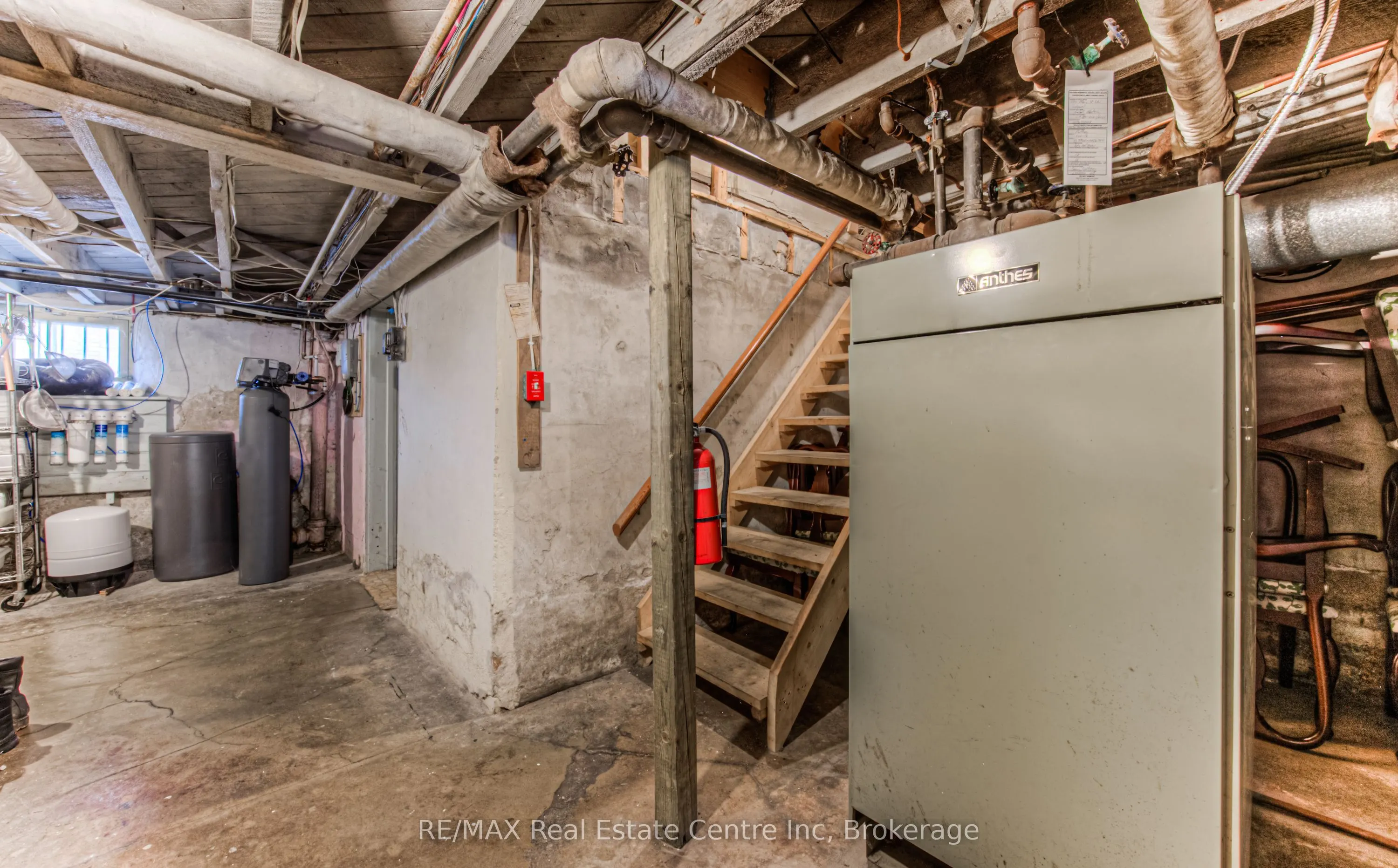 390 MAIN Street W