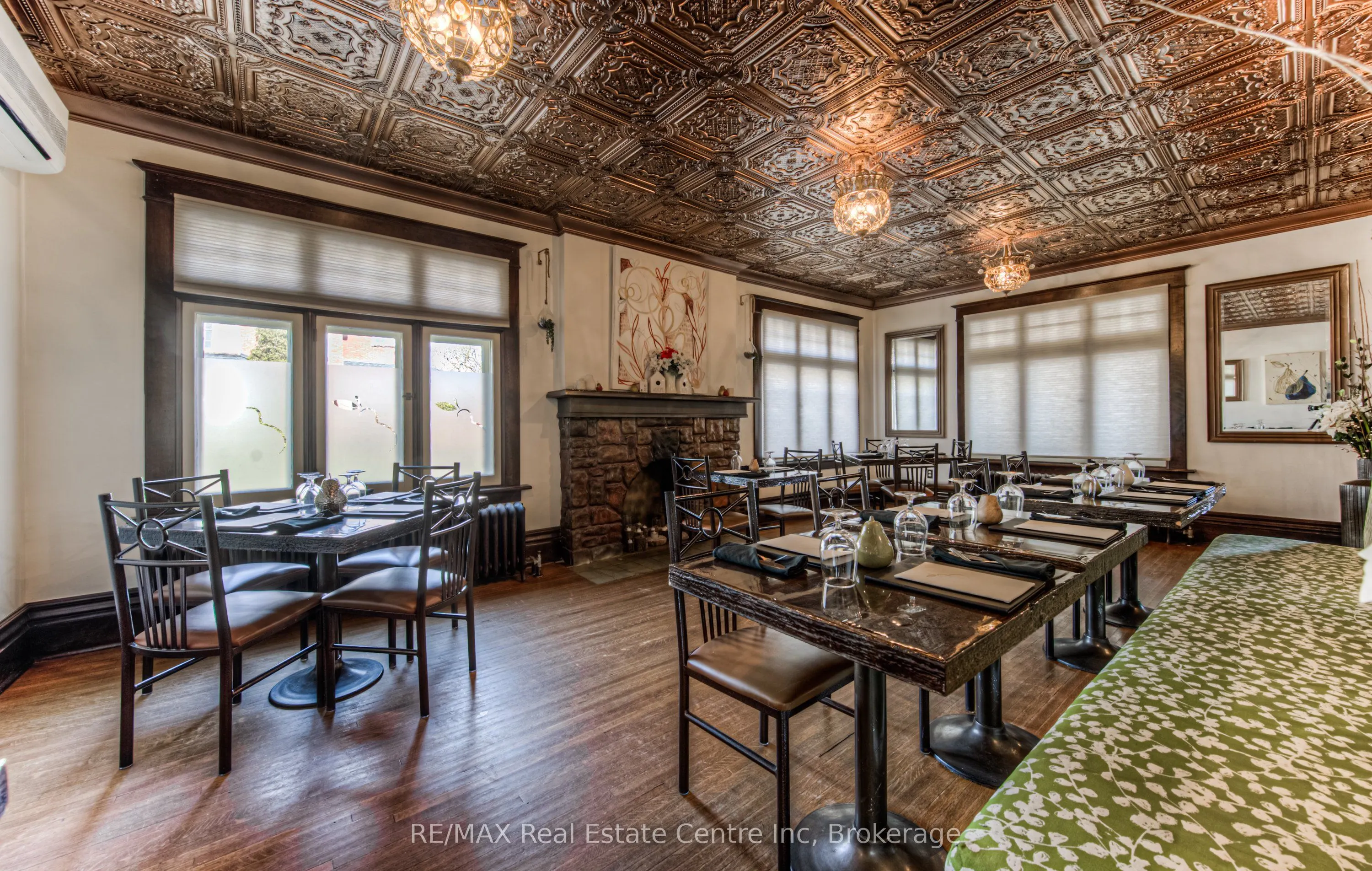 390 MAIN Street W