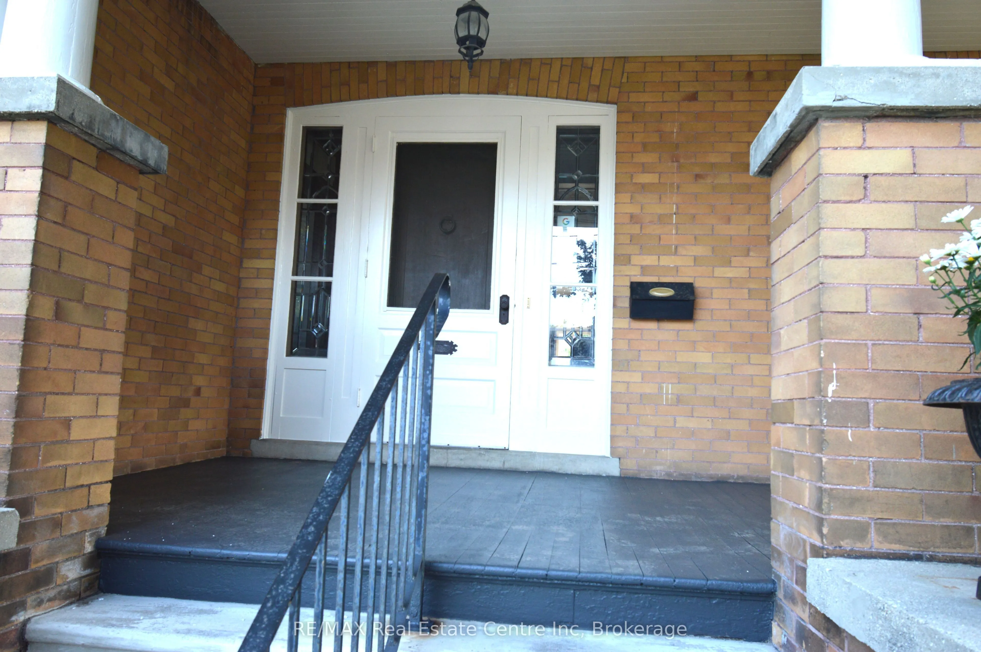 390 MAIN Street W
