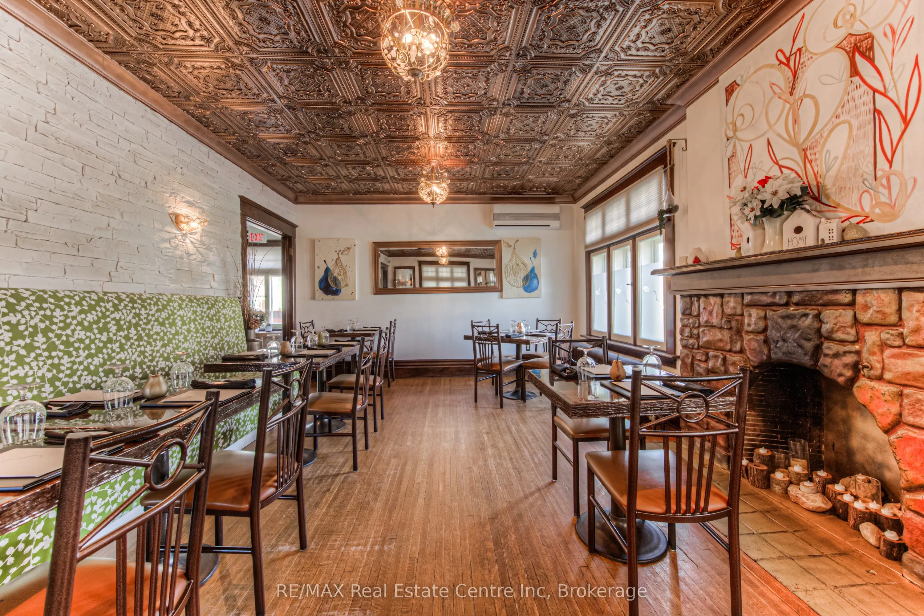 390 MAIN Street W