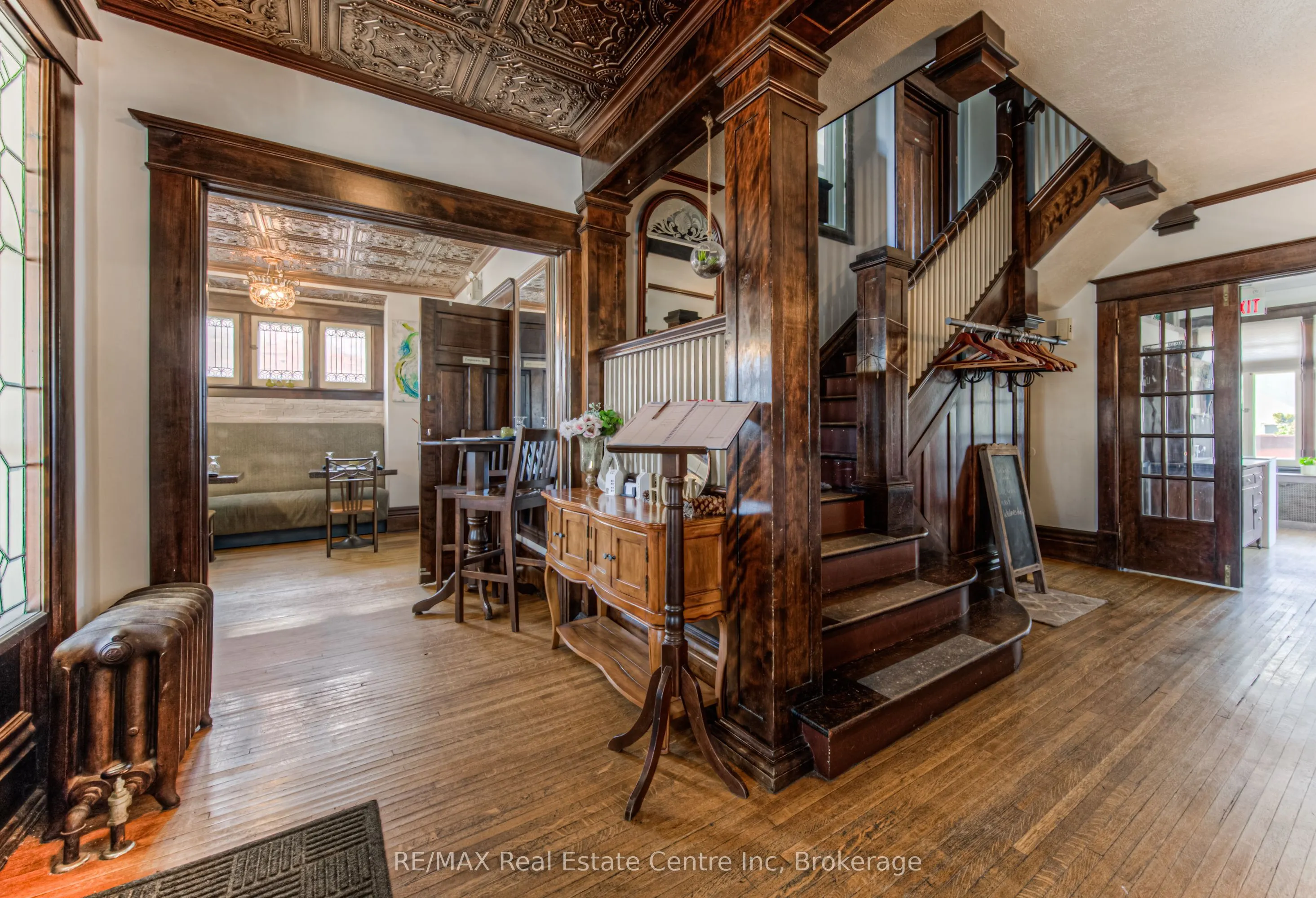 390 MAIN Street W