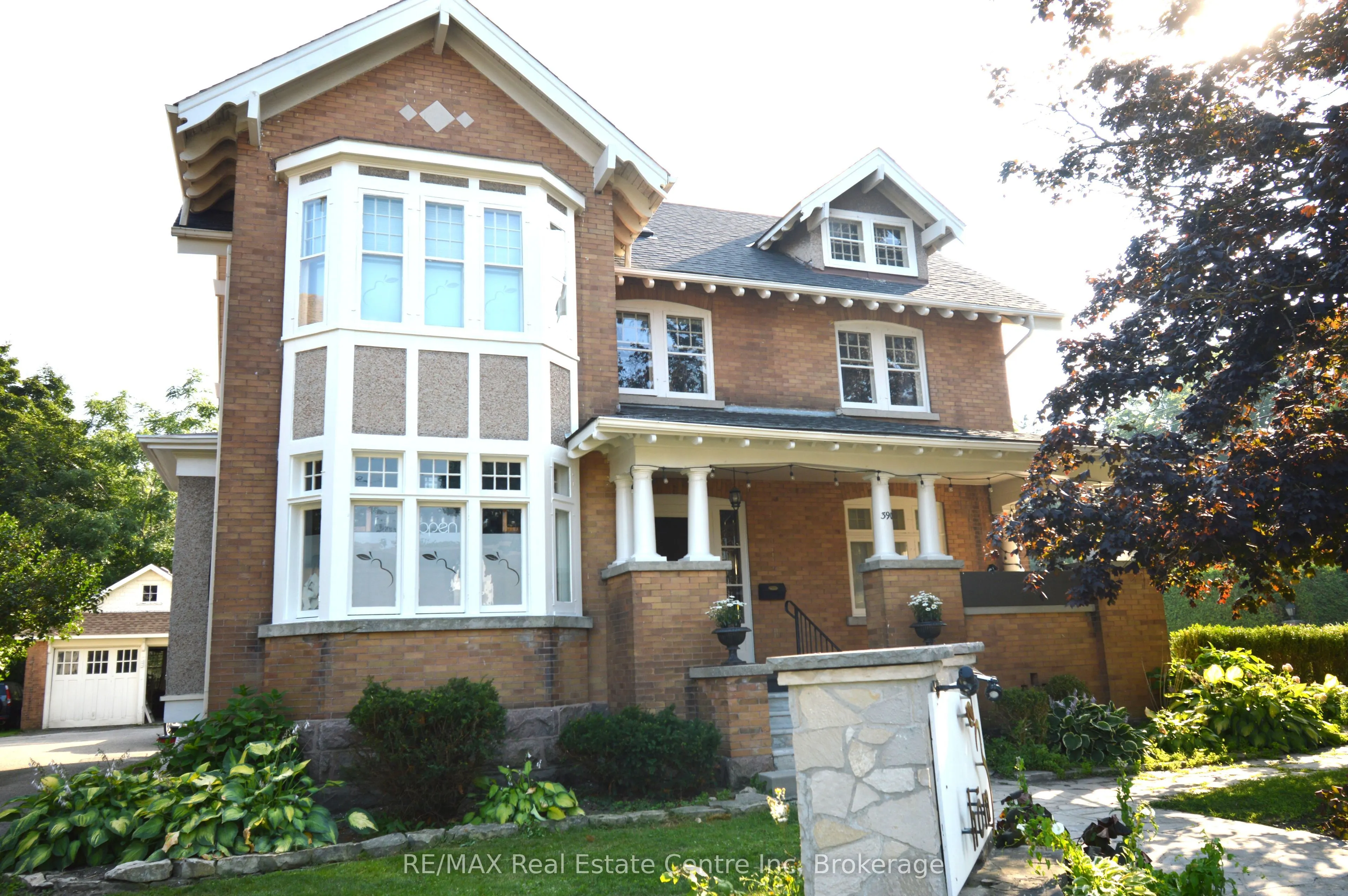 390 MAIN Street W