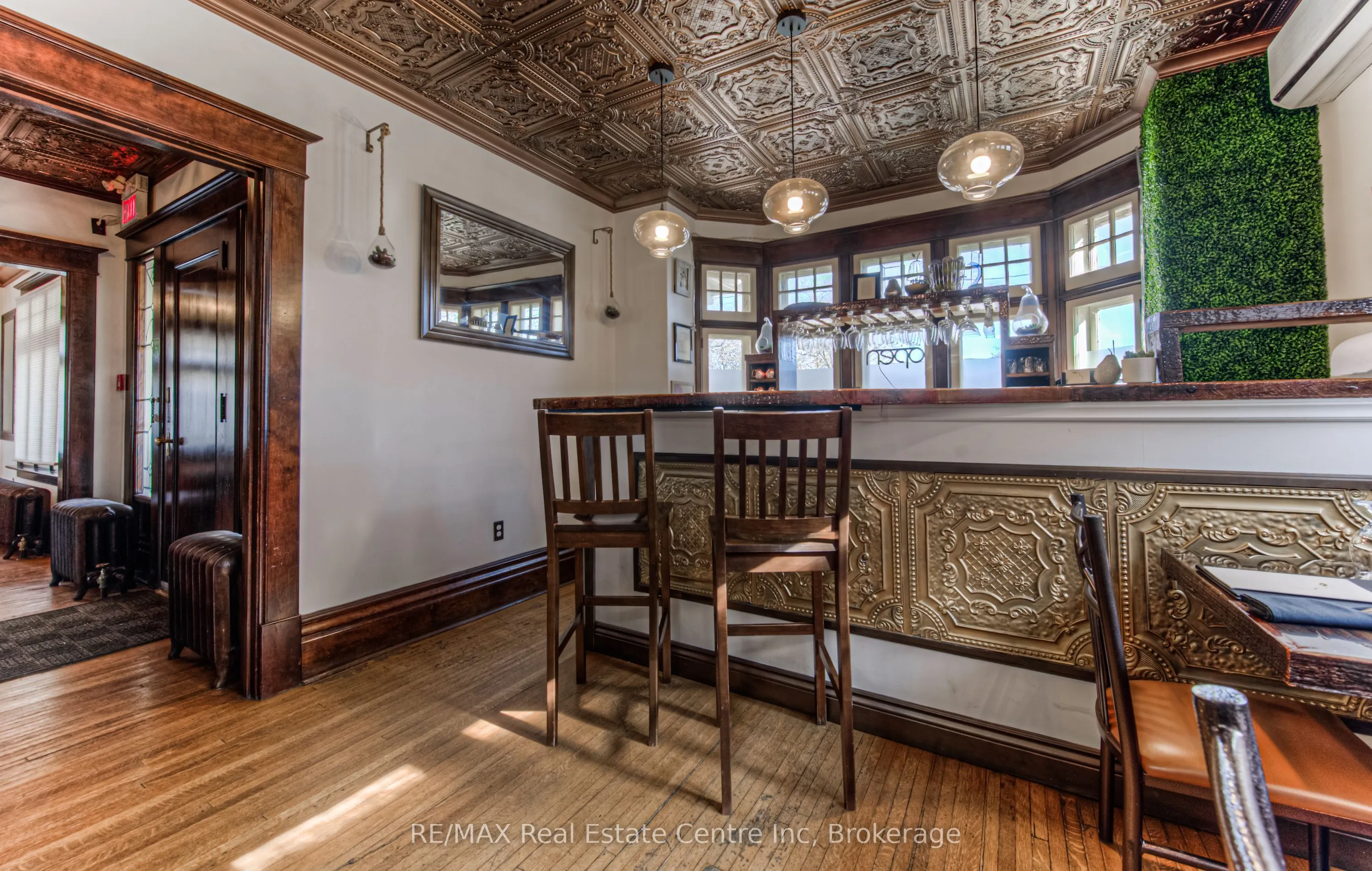 390 MAIN Street W
