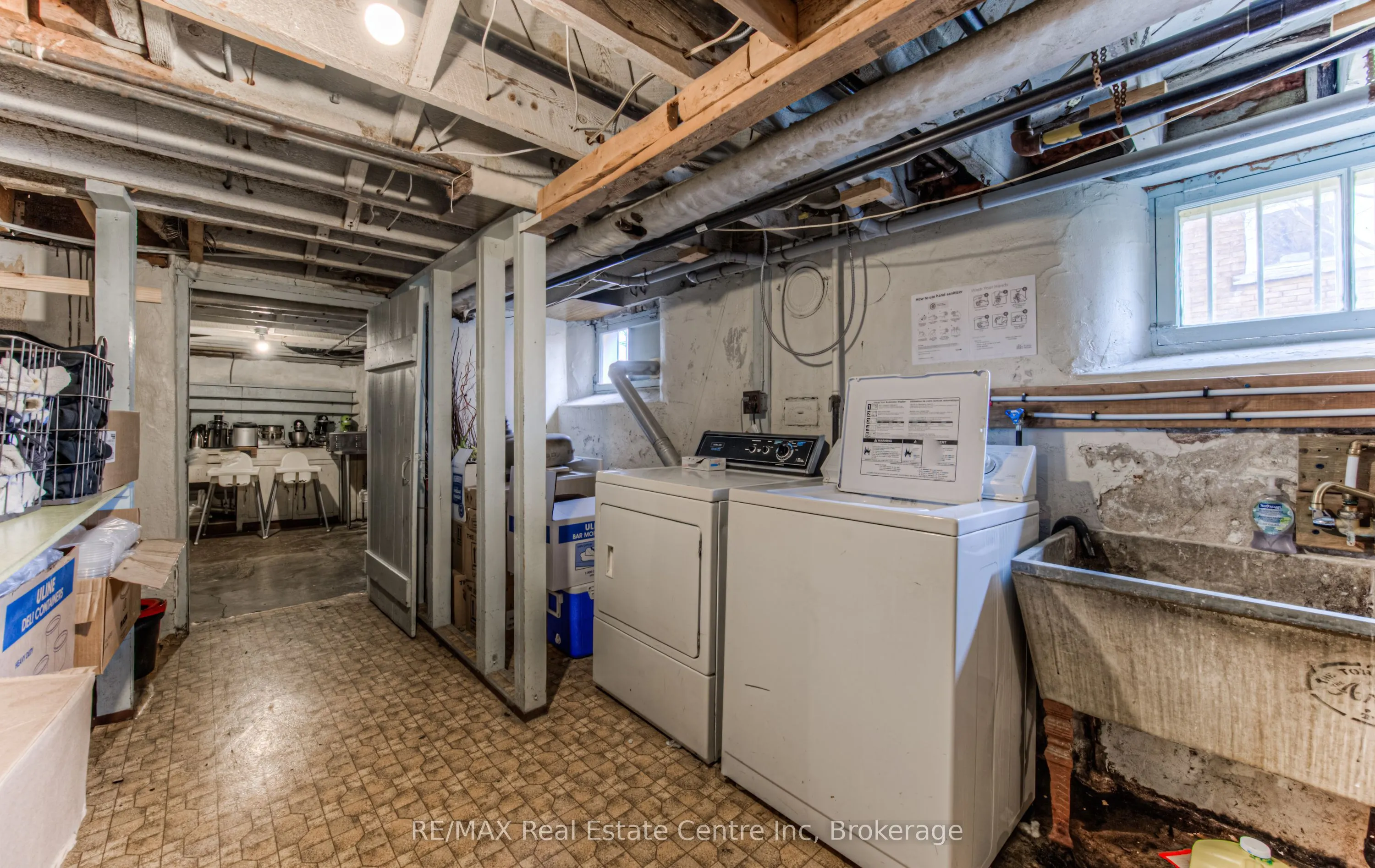 390 MAIN Street W
