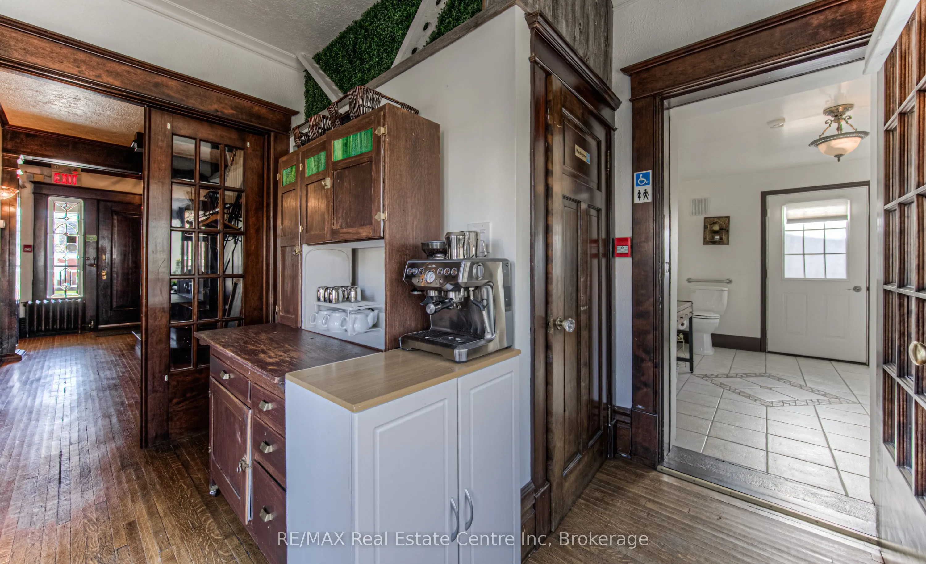 390 MAIN Street W