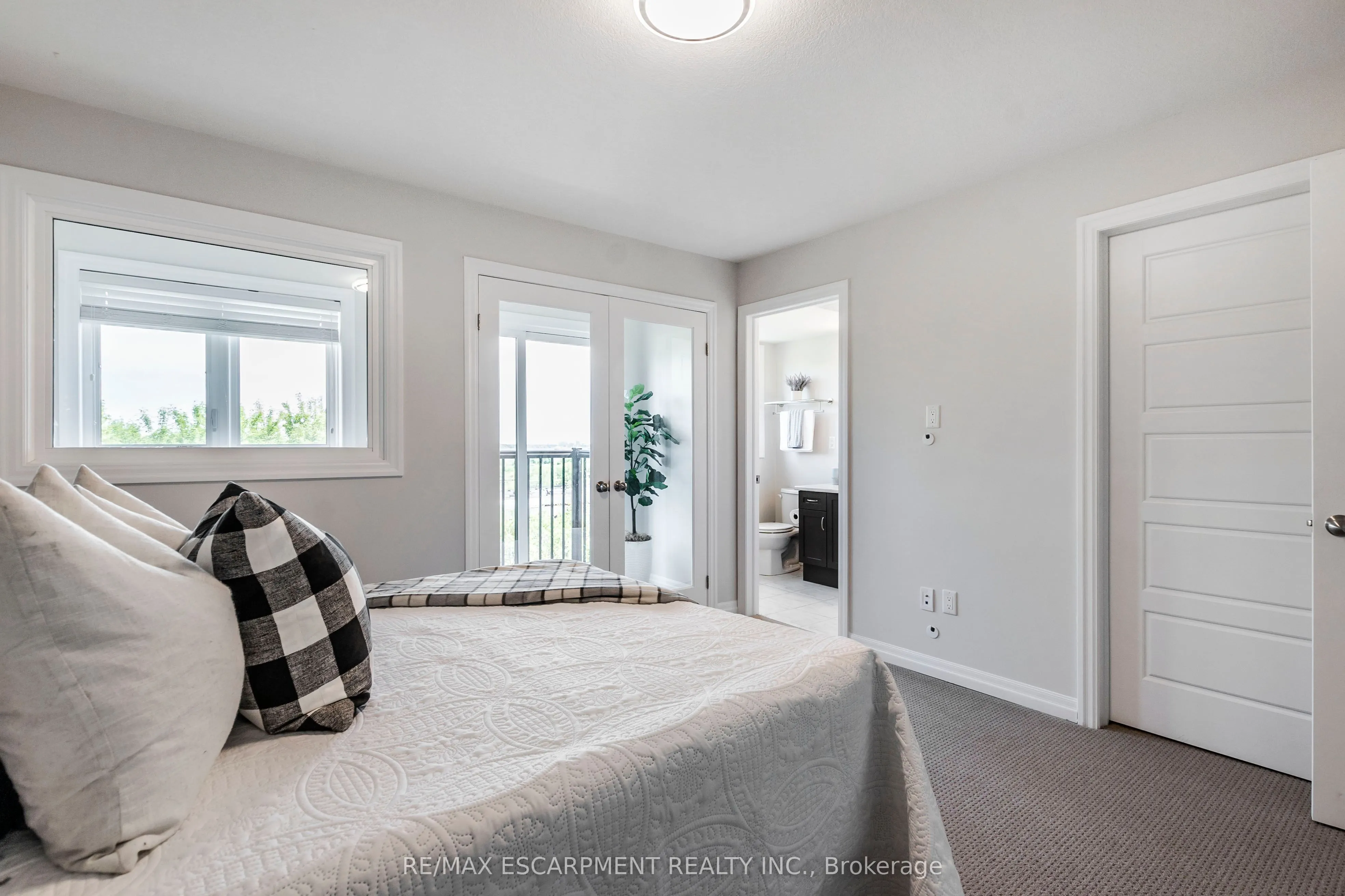 290 Barton Street W, #17
