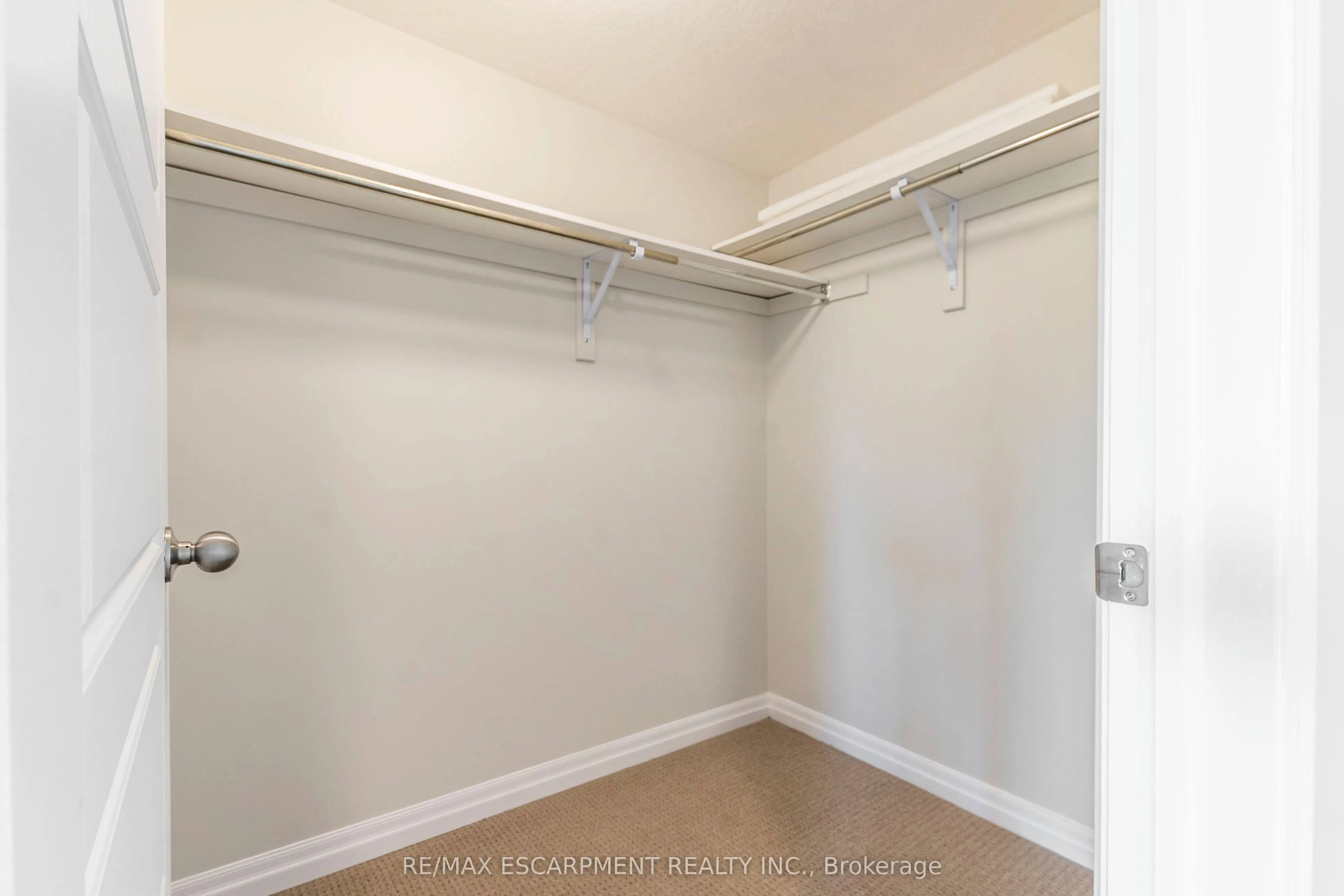 290 Barton Street W, #17