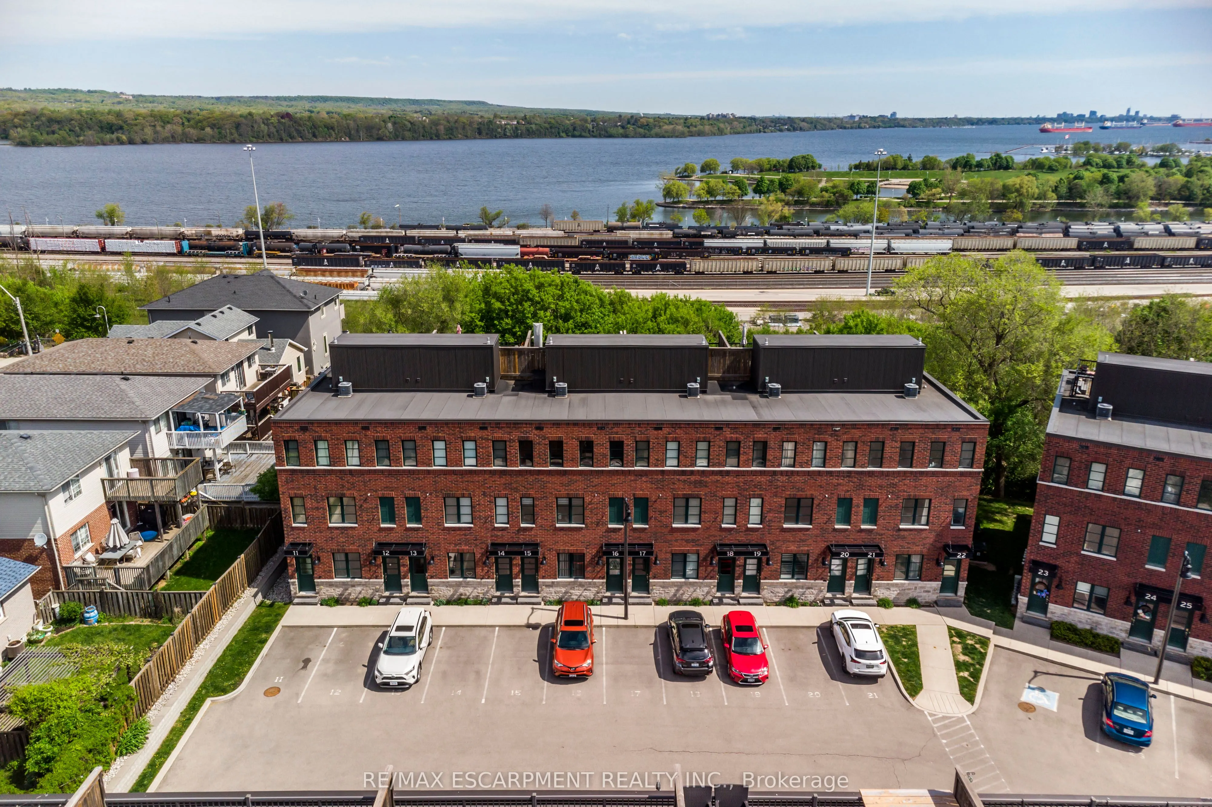 290 Barton Street W, #17