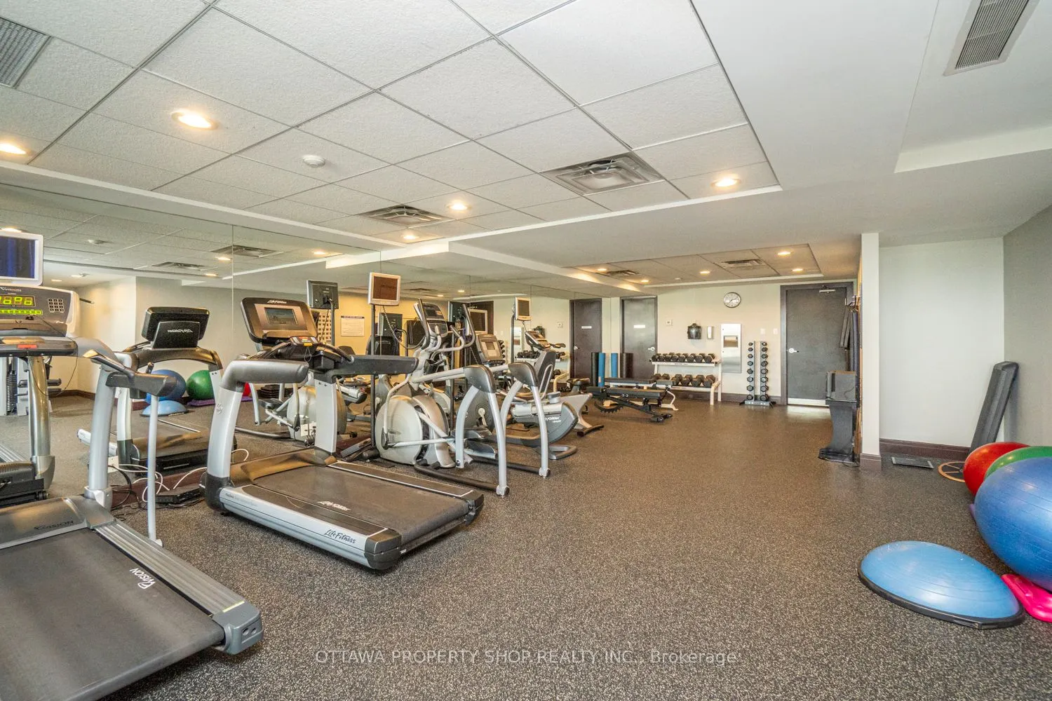 700 Sussex Drive, #403
