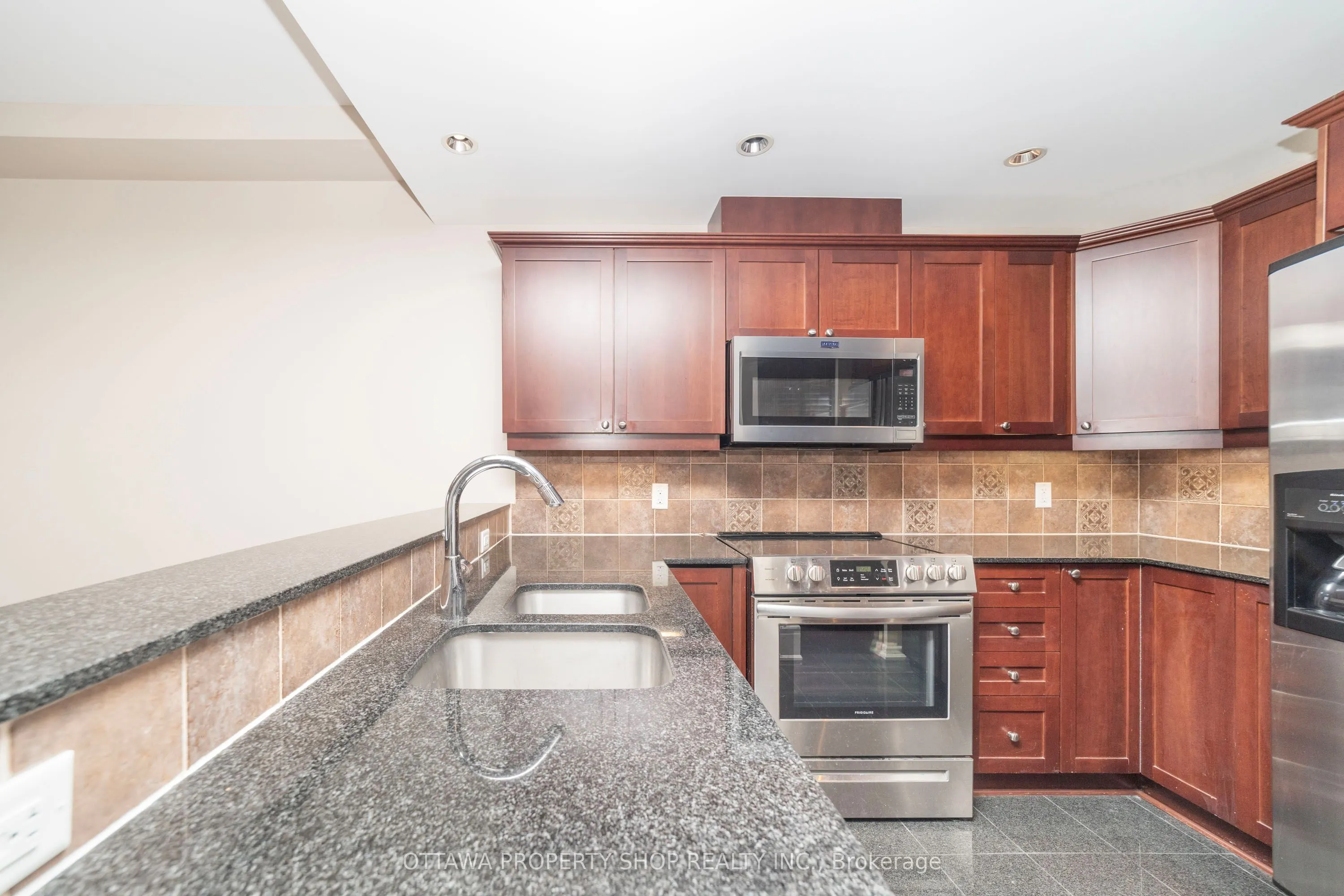 700 Sussex Drive, #403