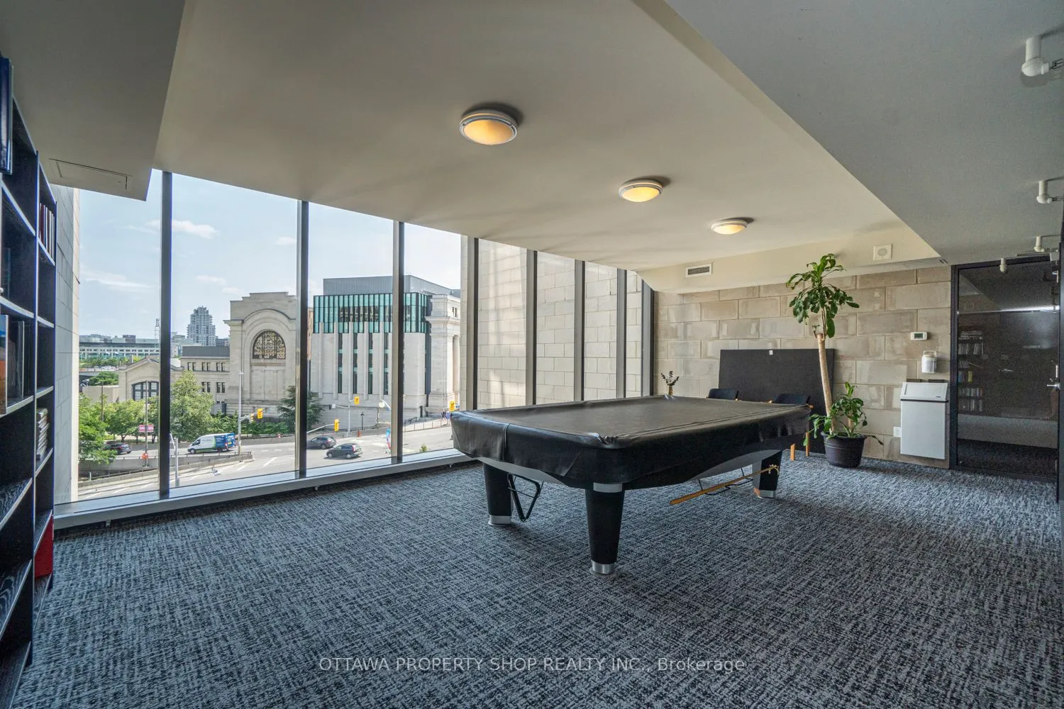 700 Sussex Drive, #403
