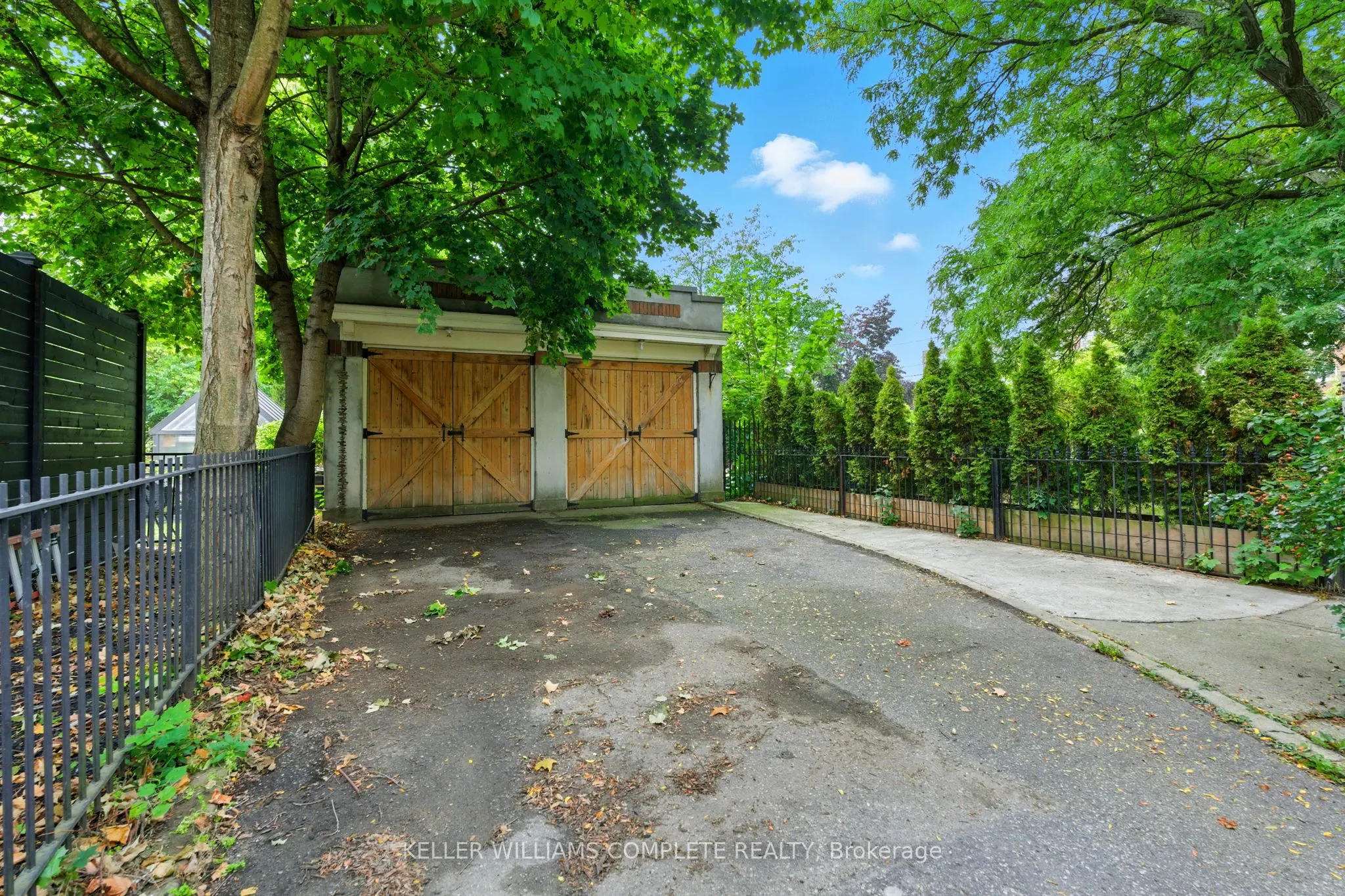 122 Dufferin Avenue