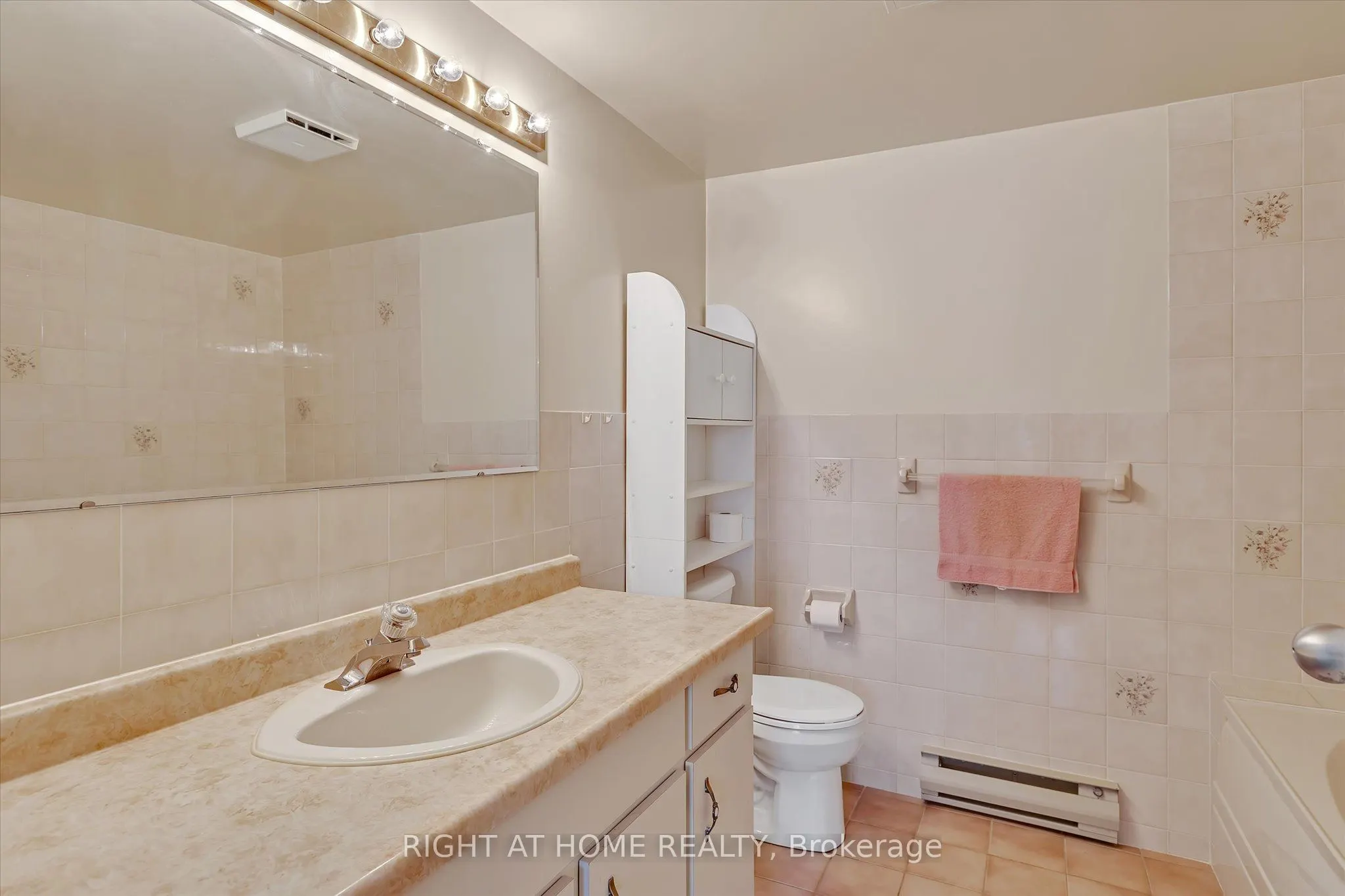 795 Sherbrooke Street, #208