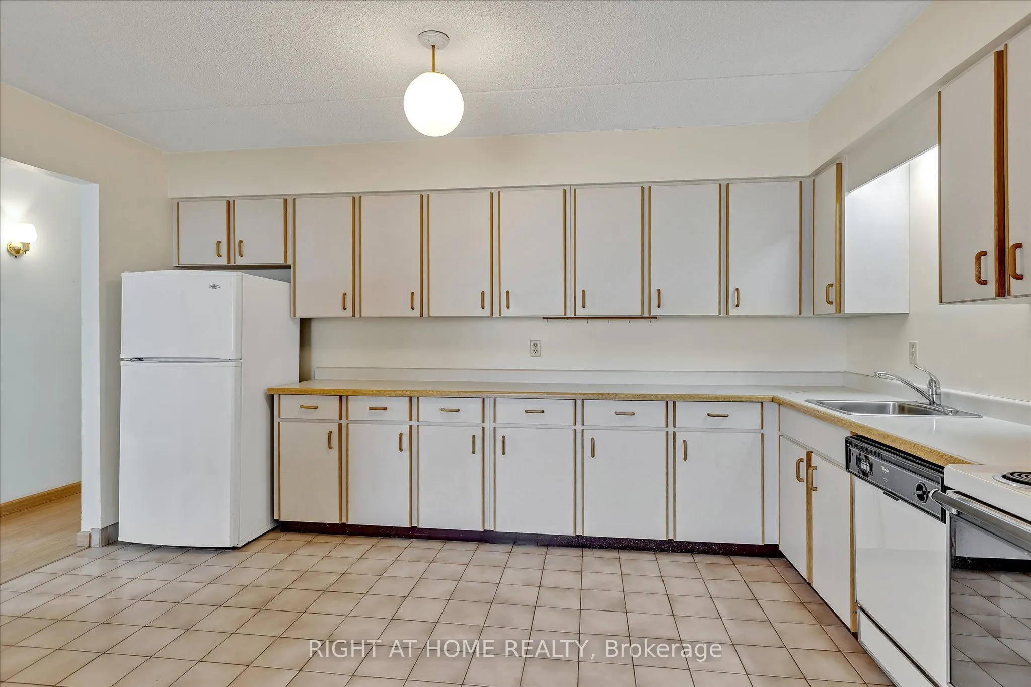 795 Sherbrooke Street, #208