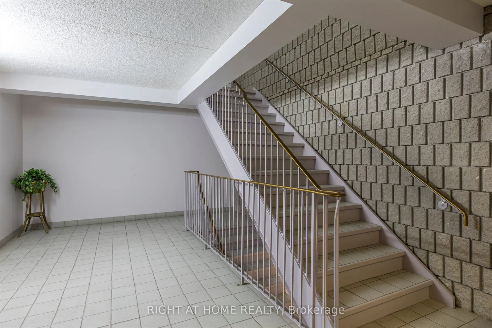 795 Sherbrooke Street, #208
