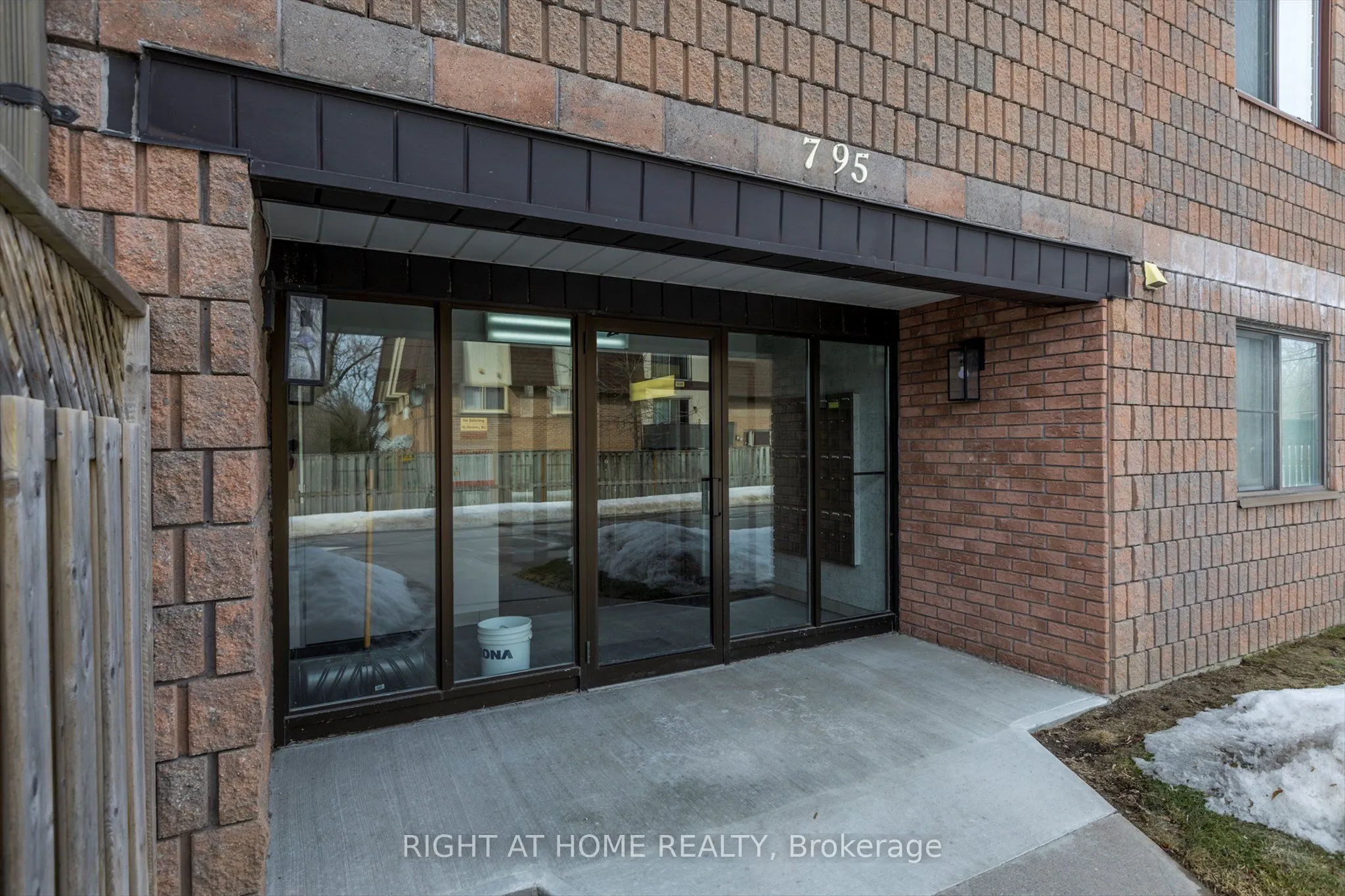 795 Sherbrooke Street, #208