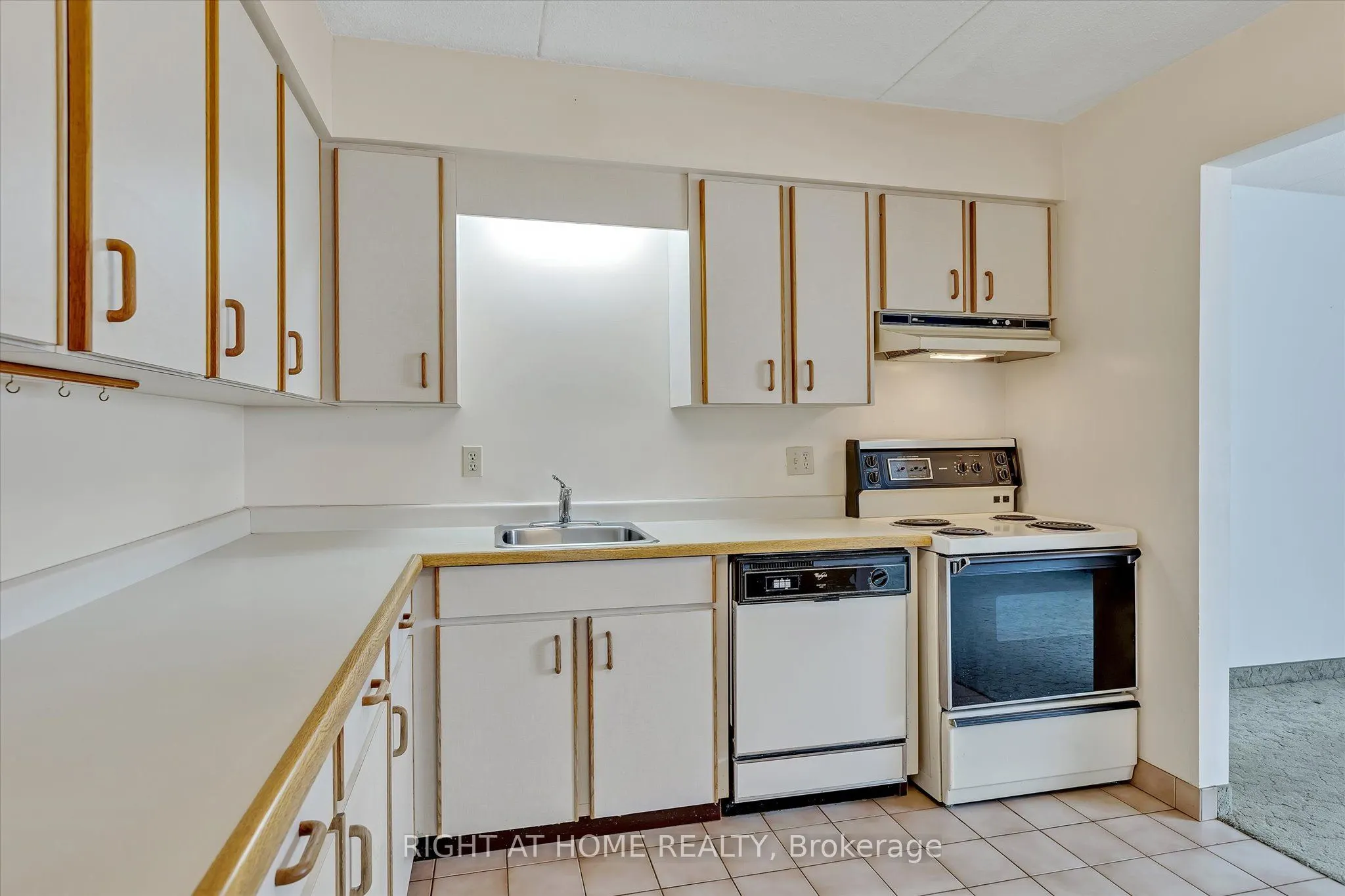 795 Sherbrooke Street, #208