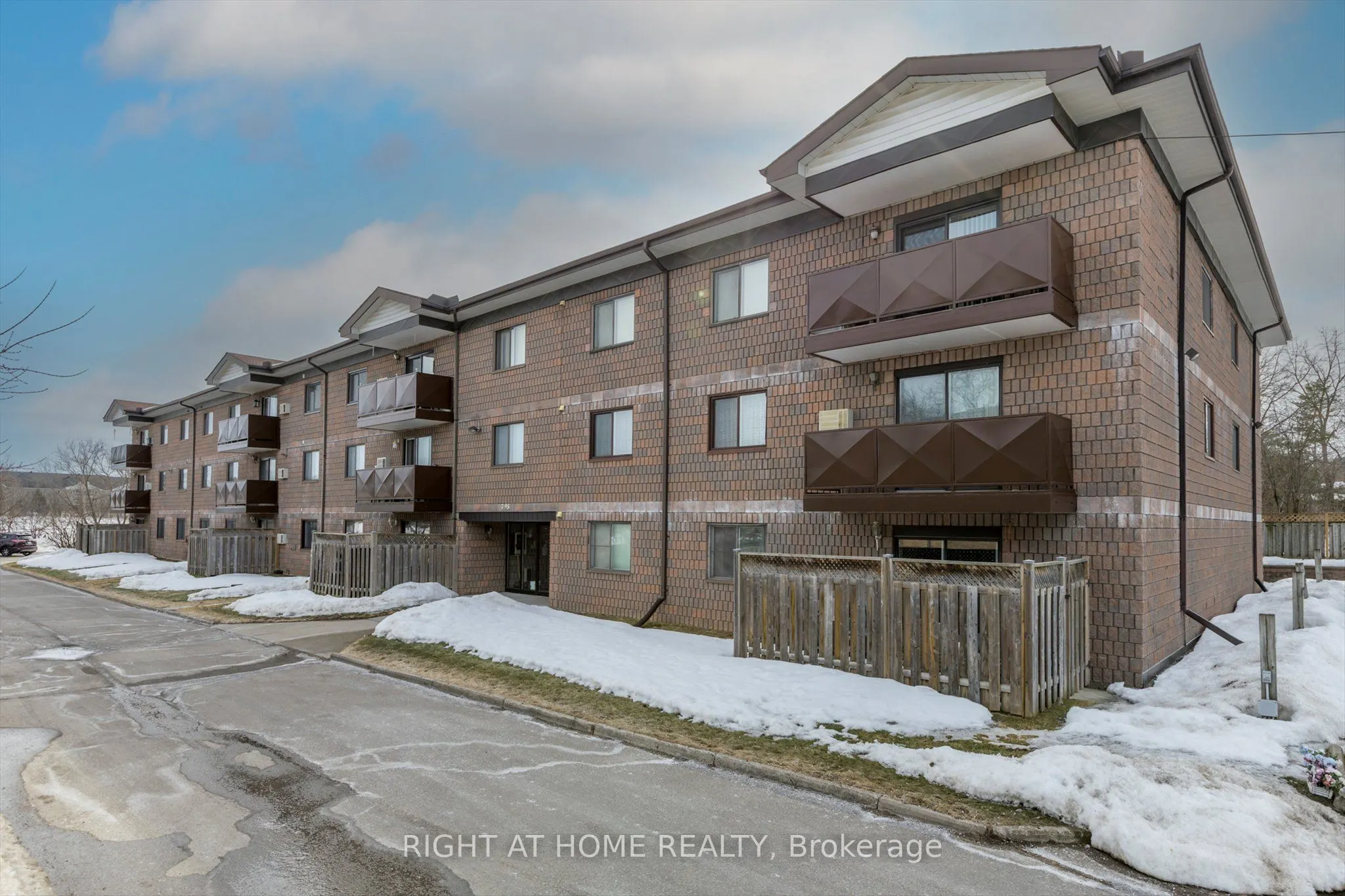 795 Sherbrooke Street, #208