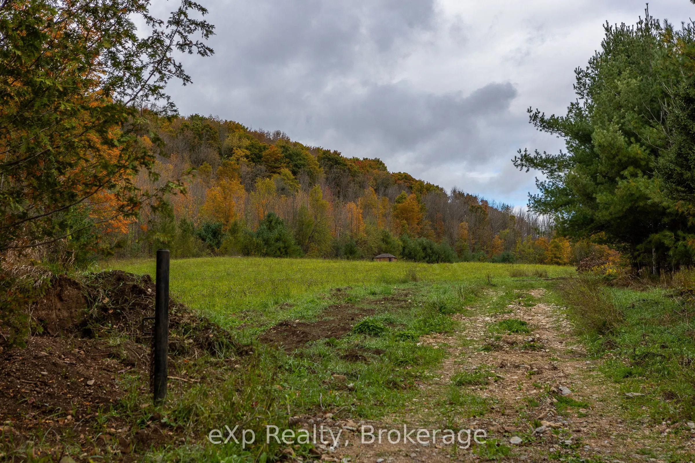 084482 6 Side Road