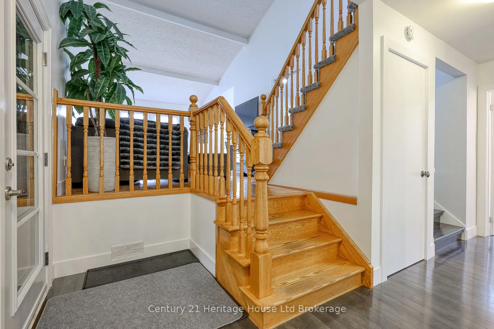 275 Cartier Drive N
