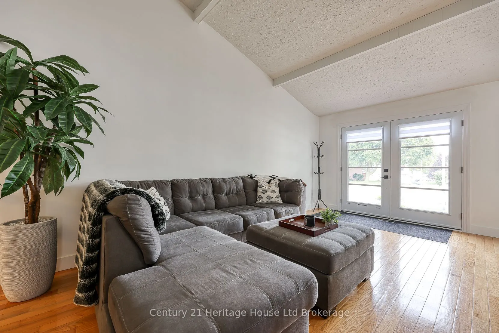 275 Cartier Drive N