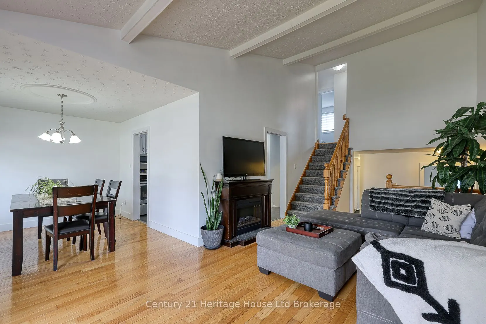 275 Cartier Drive N
