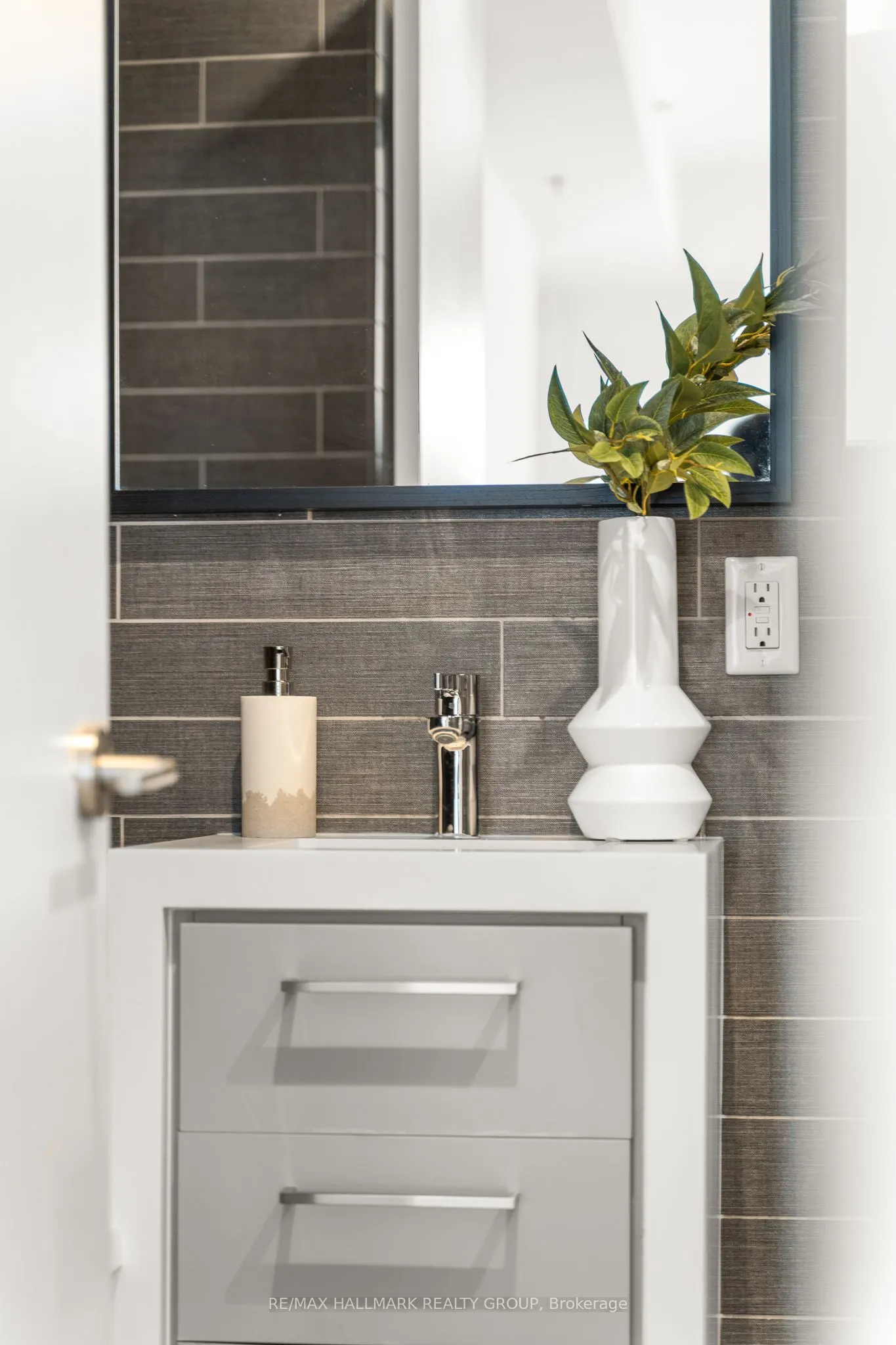 428 Sparks Street, #1807