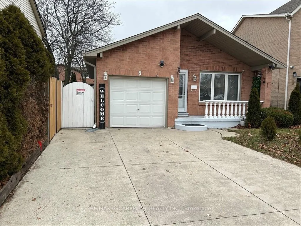 5 Twinoaks Crescent