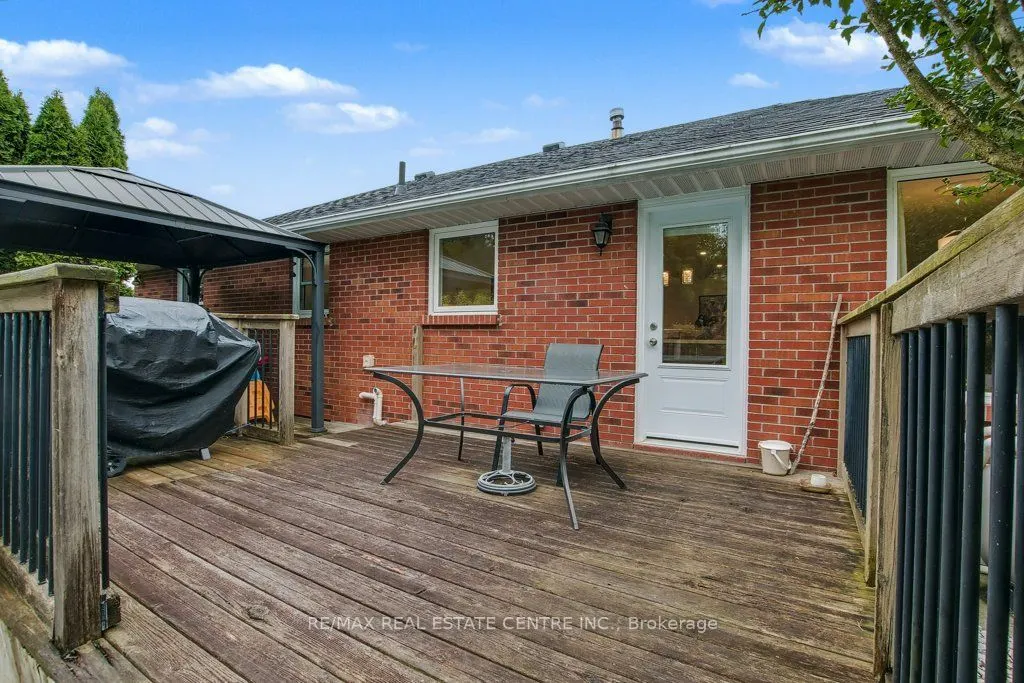 54 Leslie Avenue