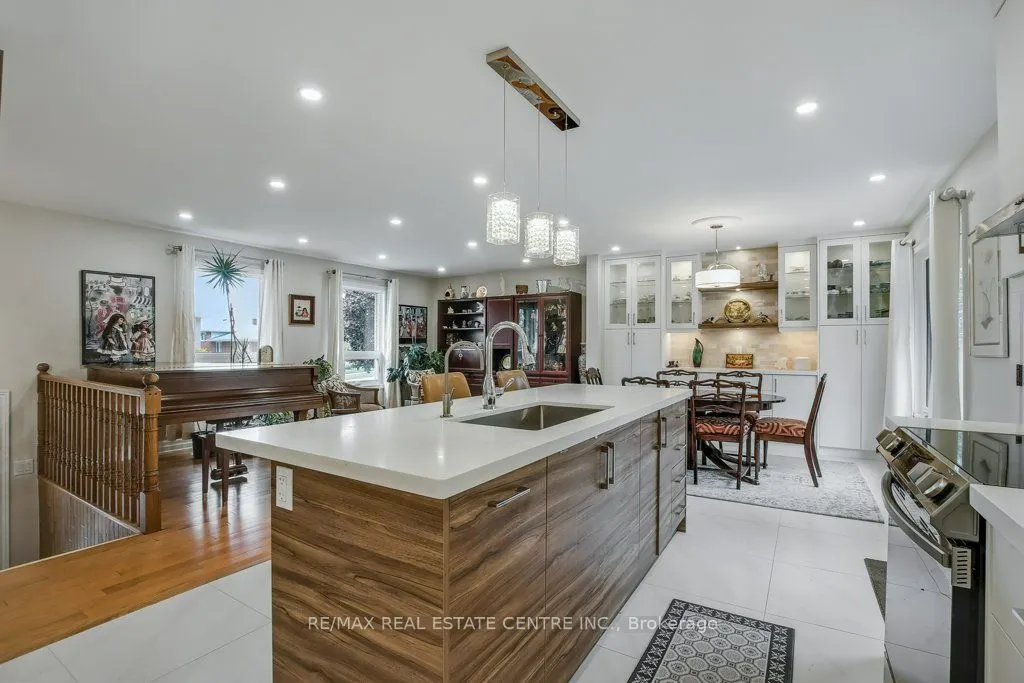 54 Leslie Avenue