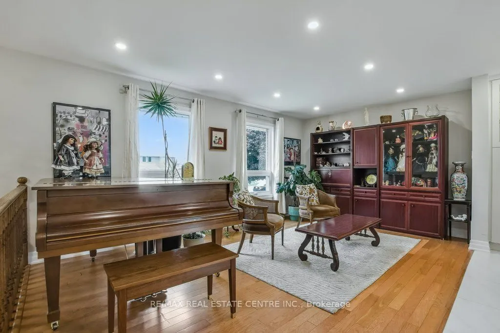 54 Leslie Avenue