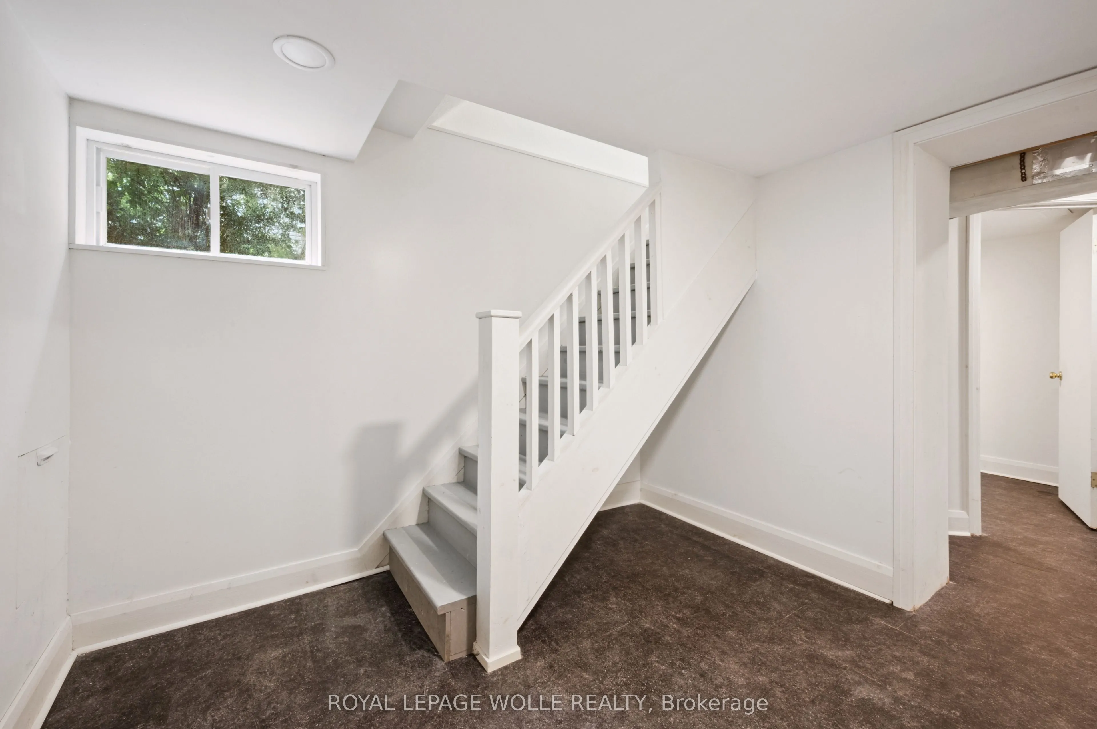 103 Dunbar Road S