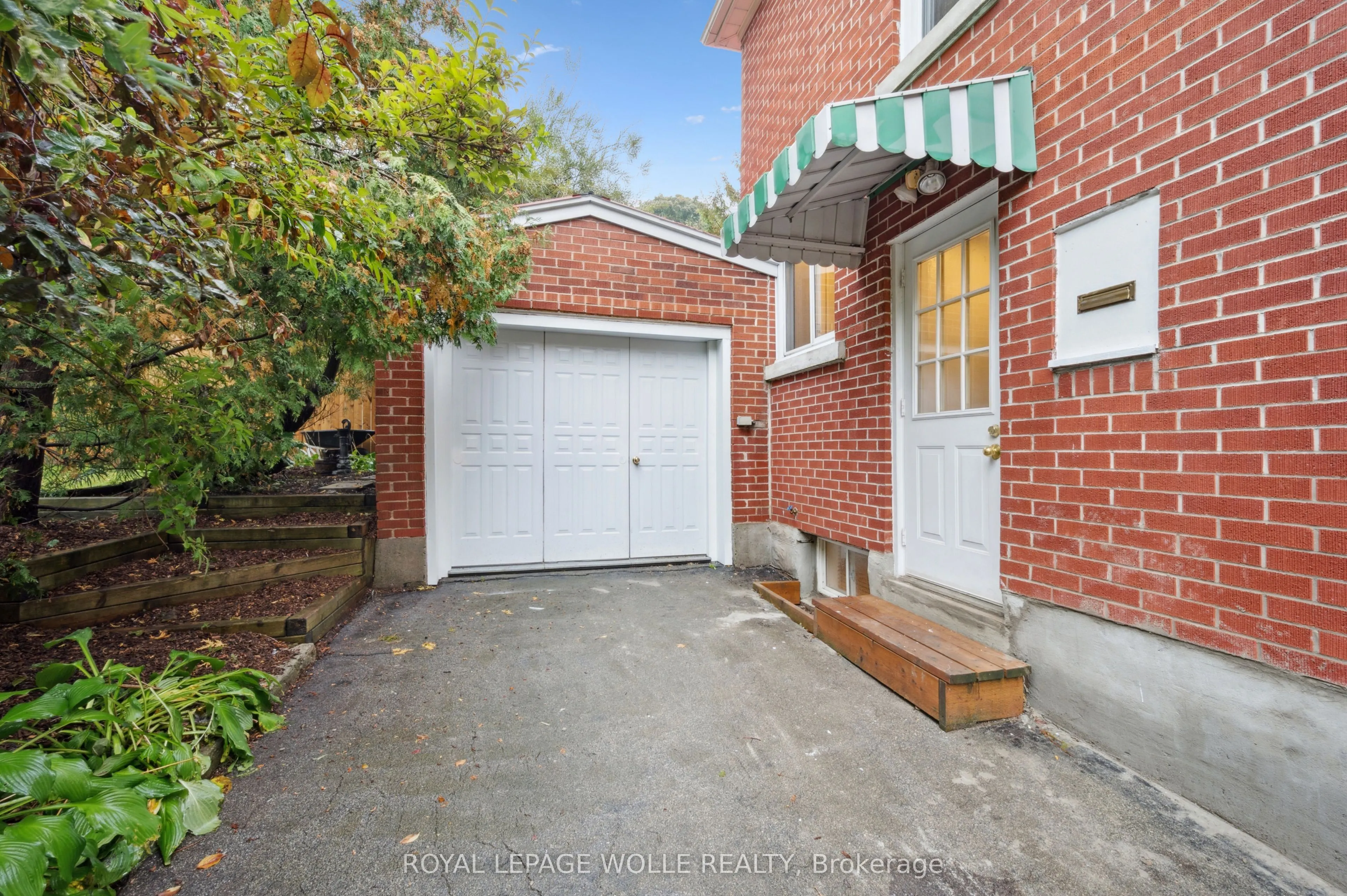103 Dunbar Road S