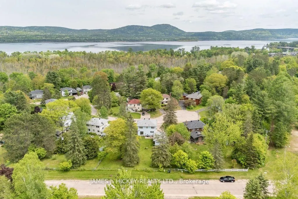 8 Tweedsmuir Place