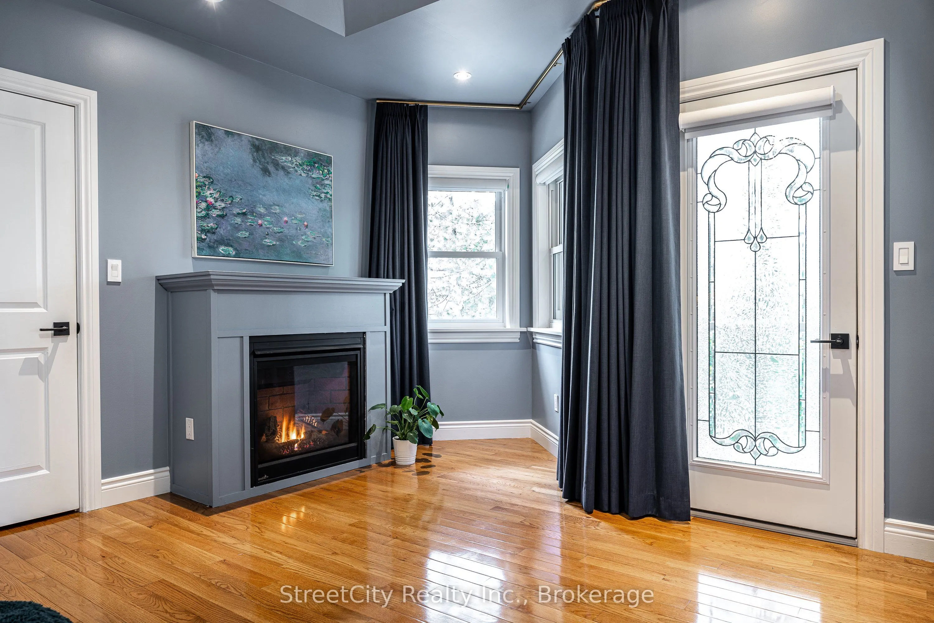 18 Waterloo Street N