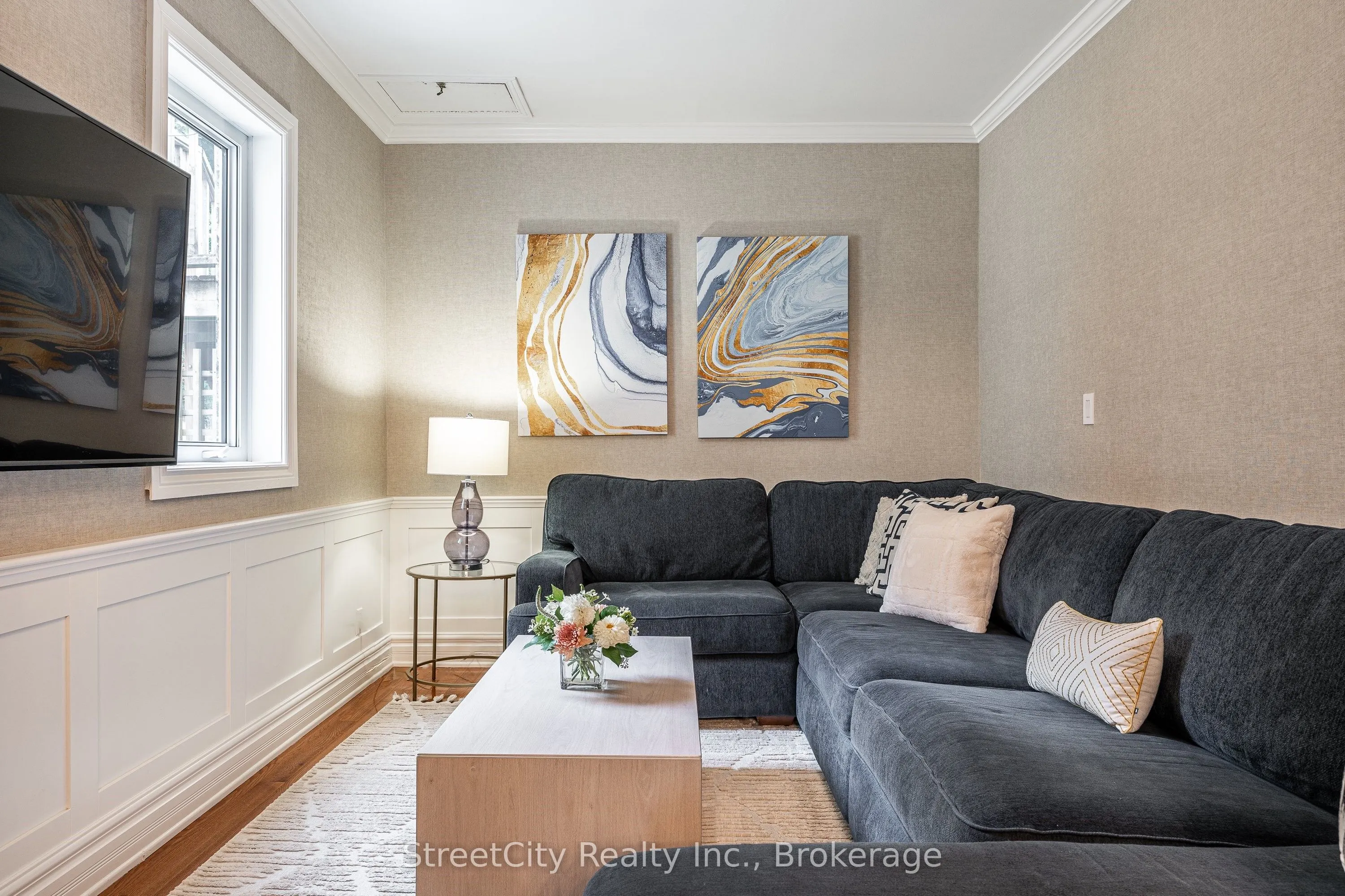 18 Waterloo Street N