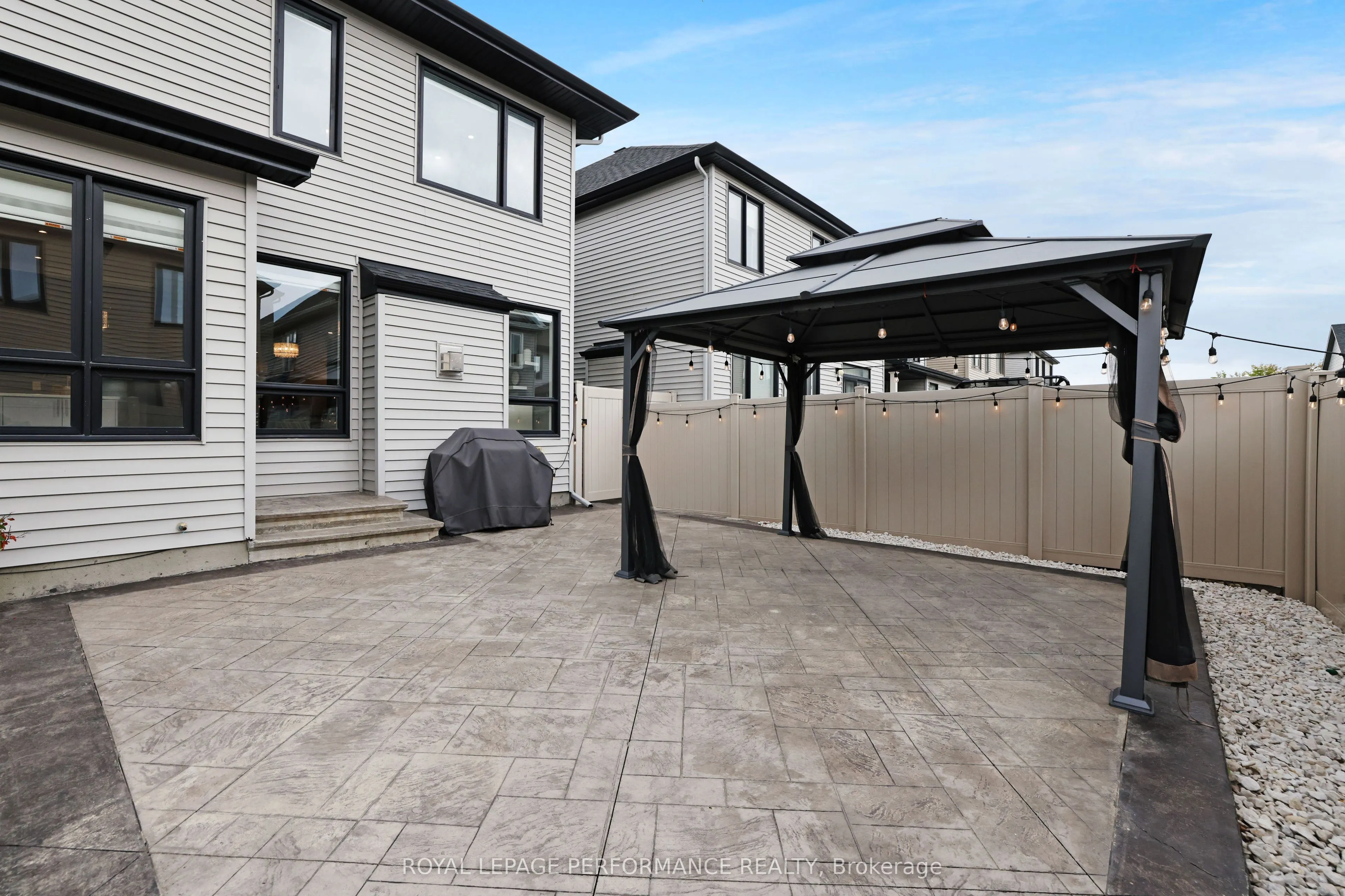 266 SHINLEAF Crescent