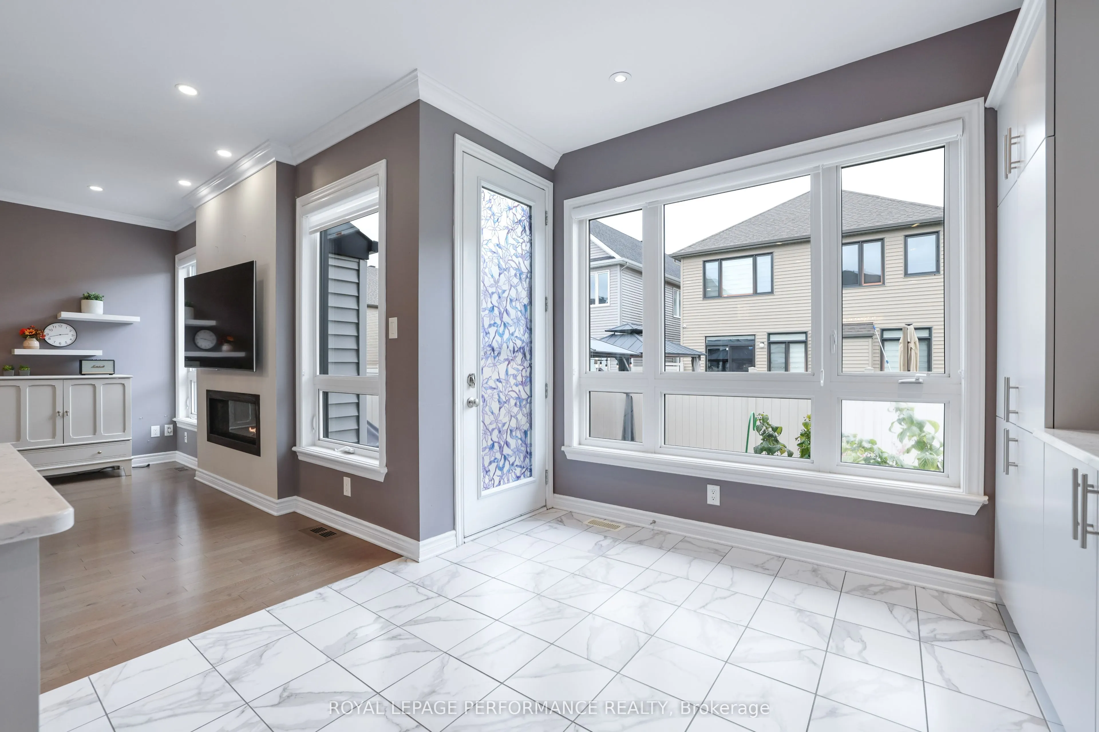 266 SHINLEAF Crescent