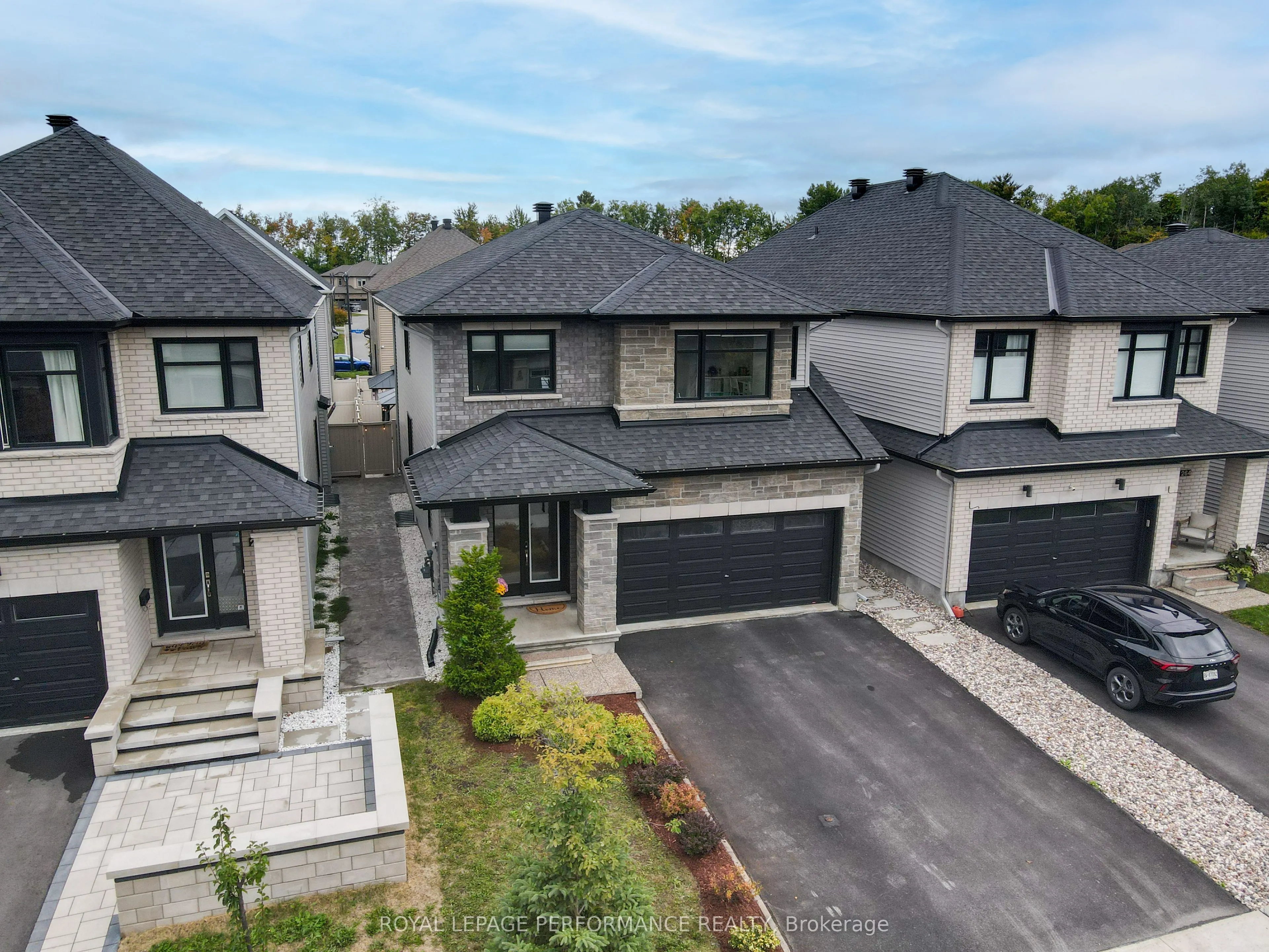 266 SHINLEAF Crescent
