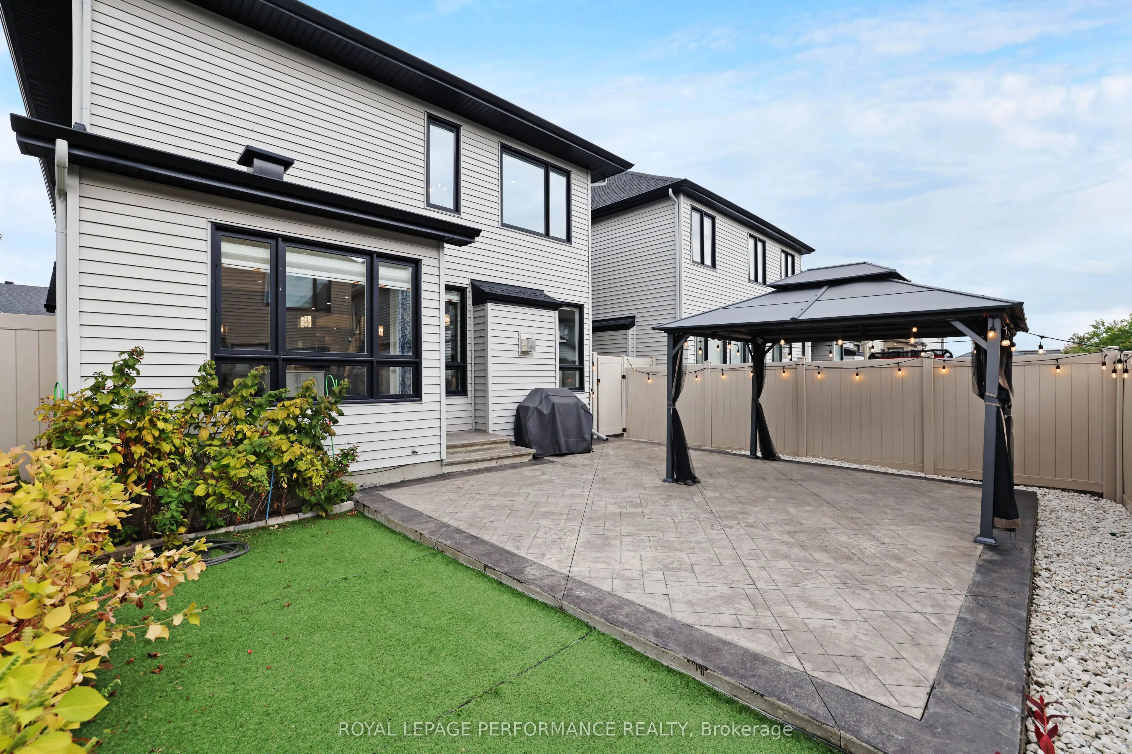 266 SHINLEAF Crescent
