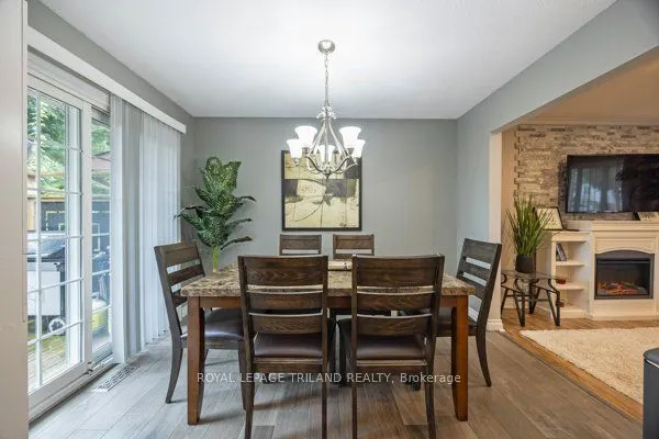 17 WINDING WAY Crescent